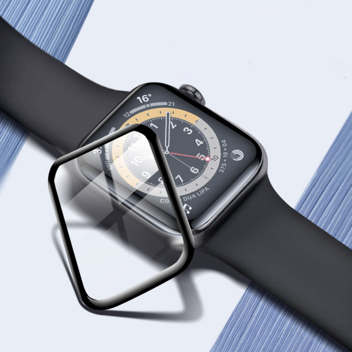 Uno smartwatch con protezione schermo, su un cinturino nero.