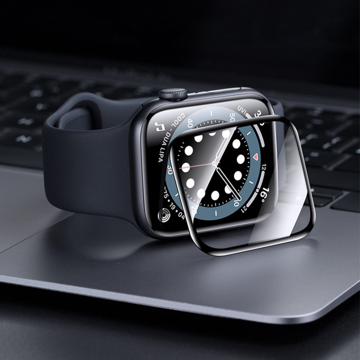 Uno smartwatch su un laptop, con una protezione per lo schermo.
