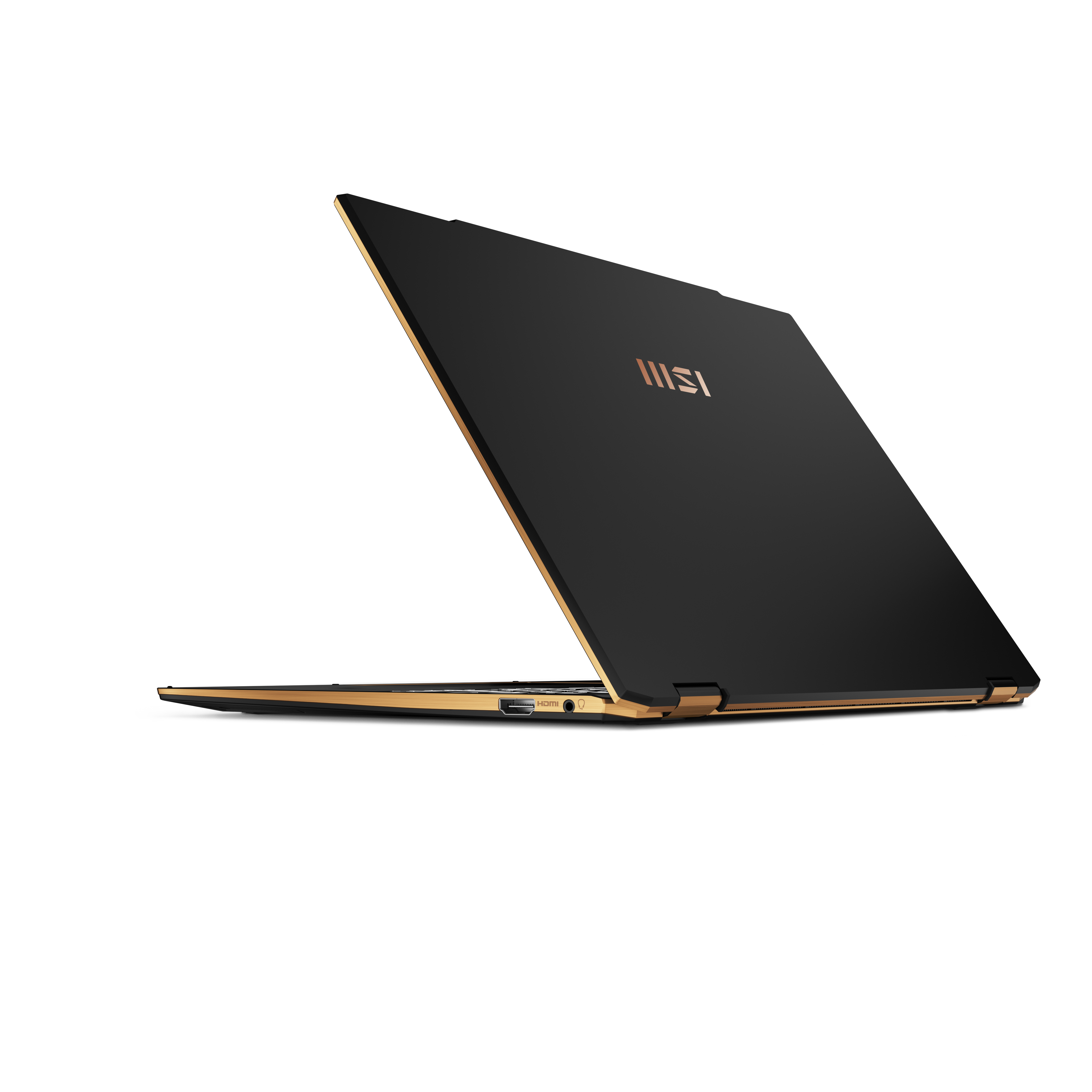 Laptop nero e oro, chiuso, angolato lontano dall'osservatore su sfondo bianco.