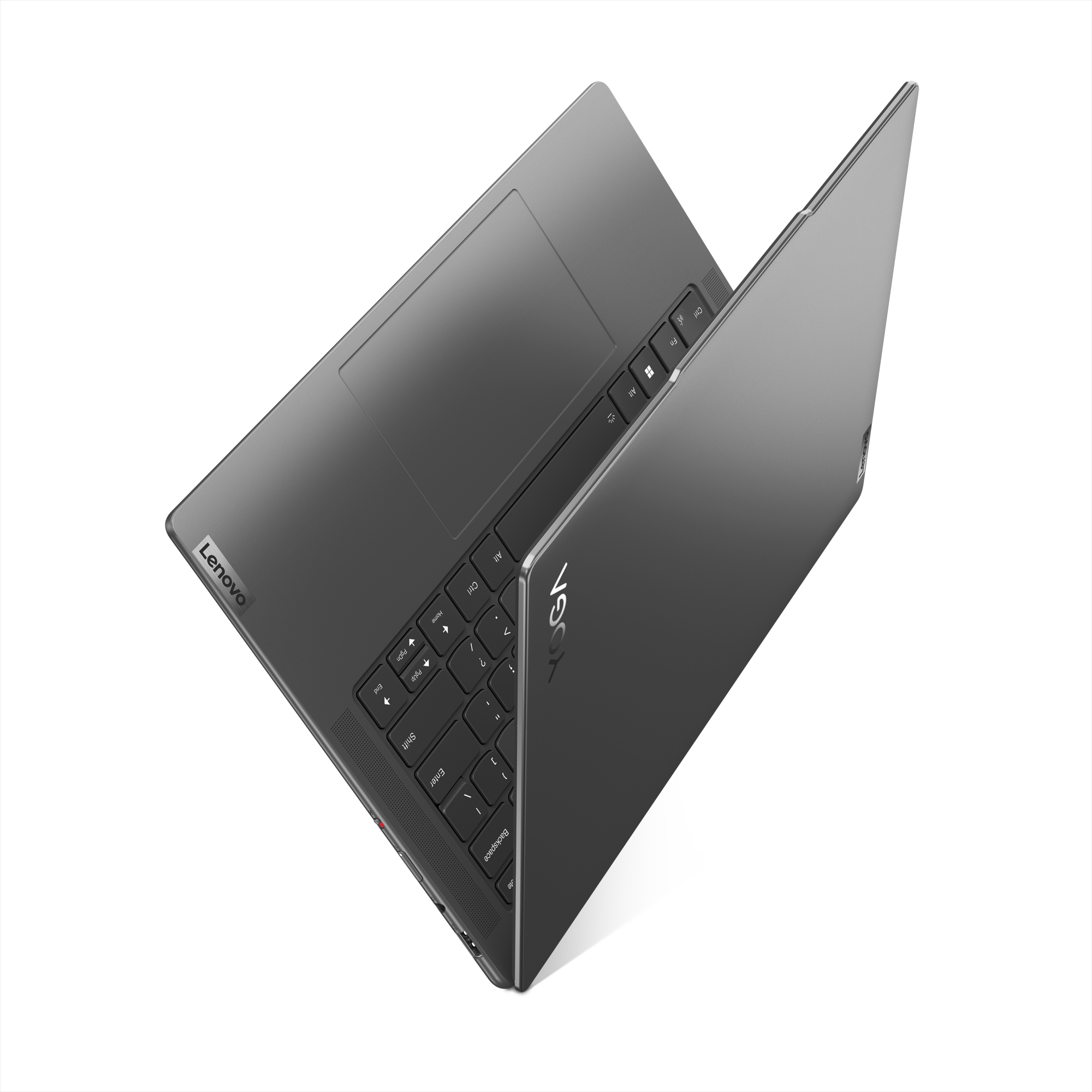 Gri Lenovo dizüstü bilgisayar, açılı olarak açık, klavye ve dokunmatik yüzeyi gösteriyor.