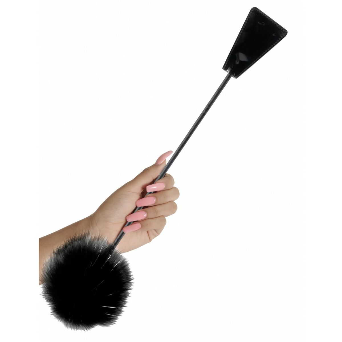 Hand hält schwarzen Lederflogger mit schwarzem, flauschigem Ball. Weißer Hintergrund.