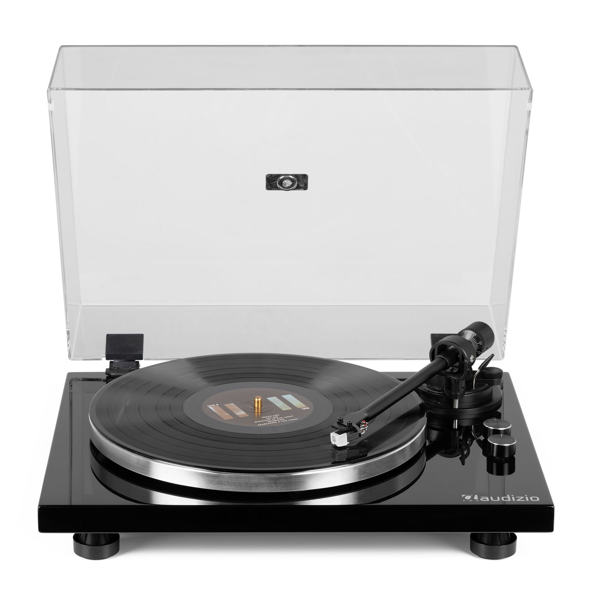 Un tocadiscos negro con una cubierta transparente y un disco de vinilo en su lugar.