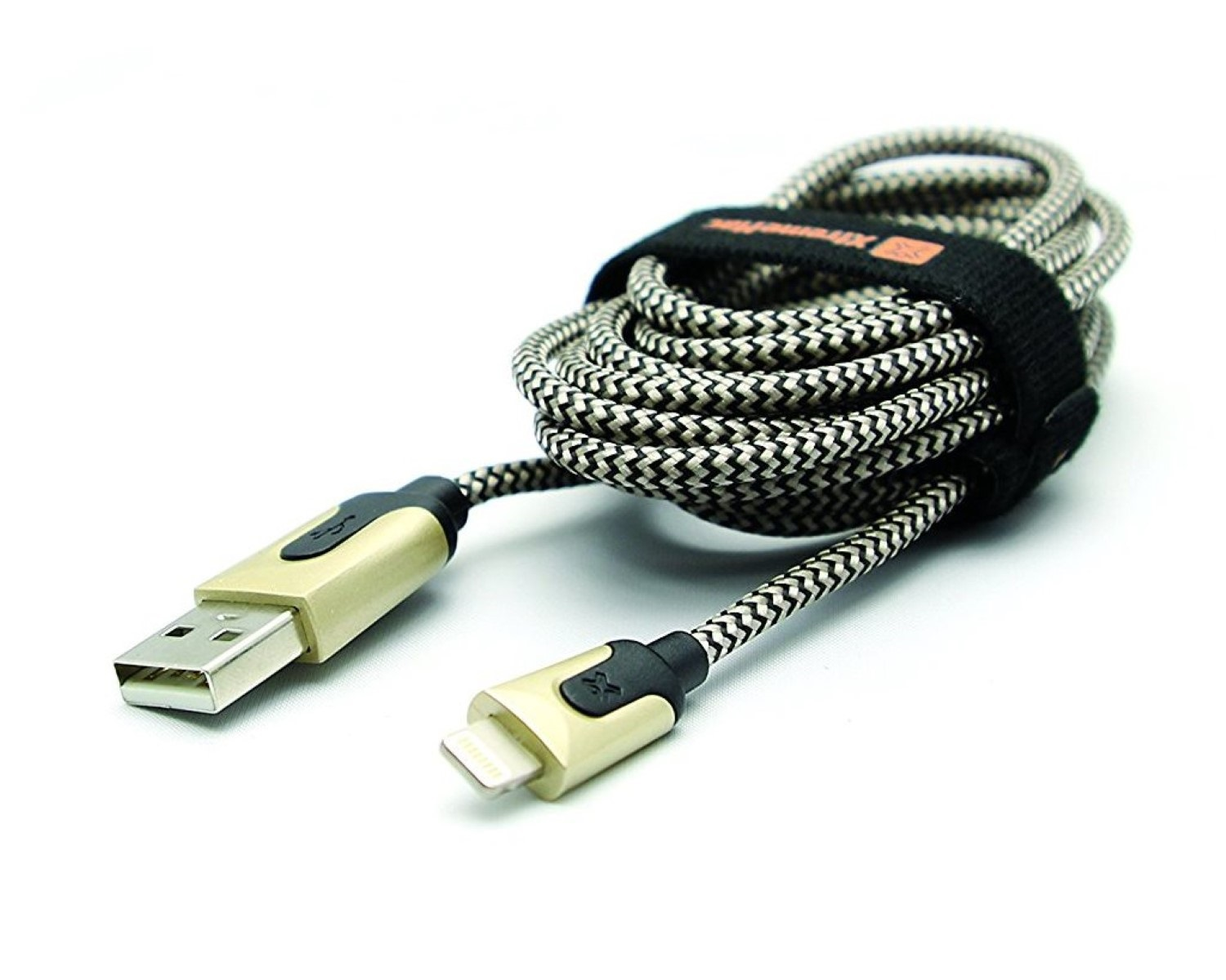 Aufgerolltes Ladekabel mit schwarzem Riemen. Goldene Anschlüsse und weißer Hintergrund.