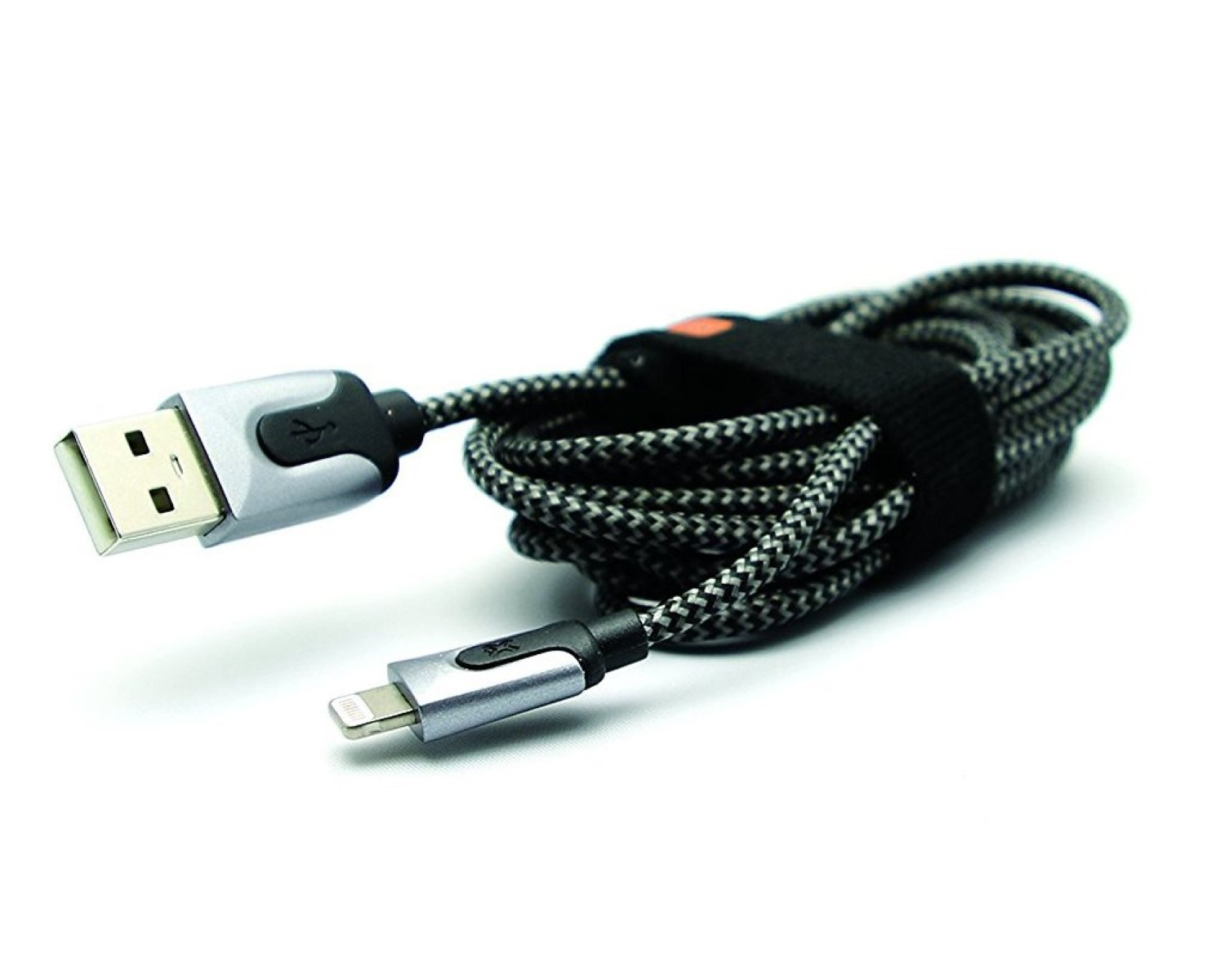 Aufgerolltes USB-Lightning-Kabel, schwarz-grau. Weißer Hintergrund.