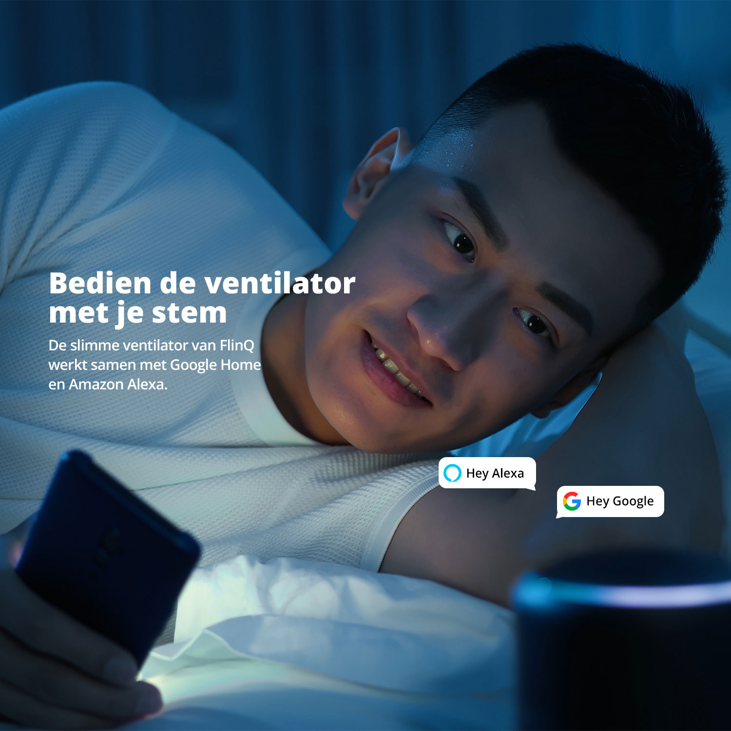 Man in bed met telefoon en smart home-apparaat, spraakbesturing. Alexa- en Google-iconen zijn aanwezig.