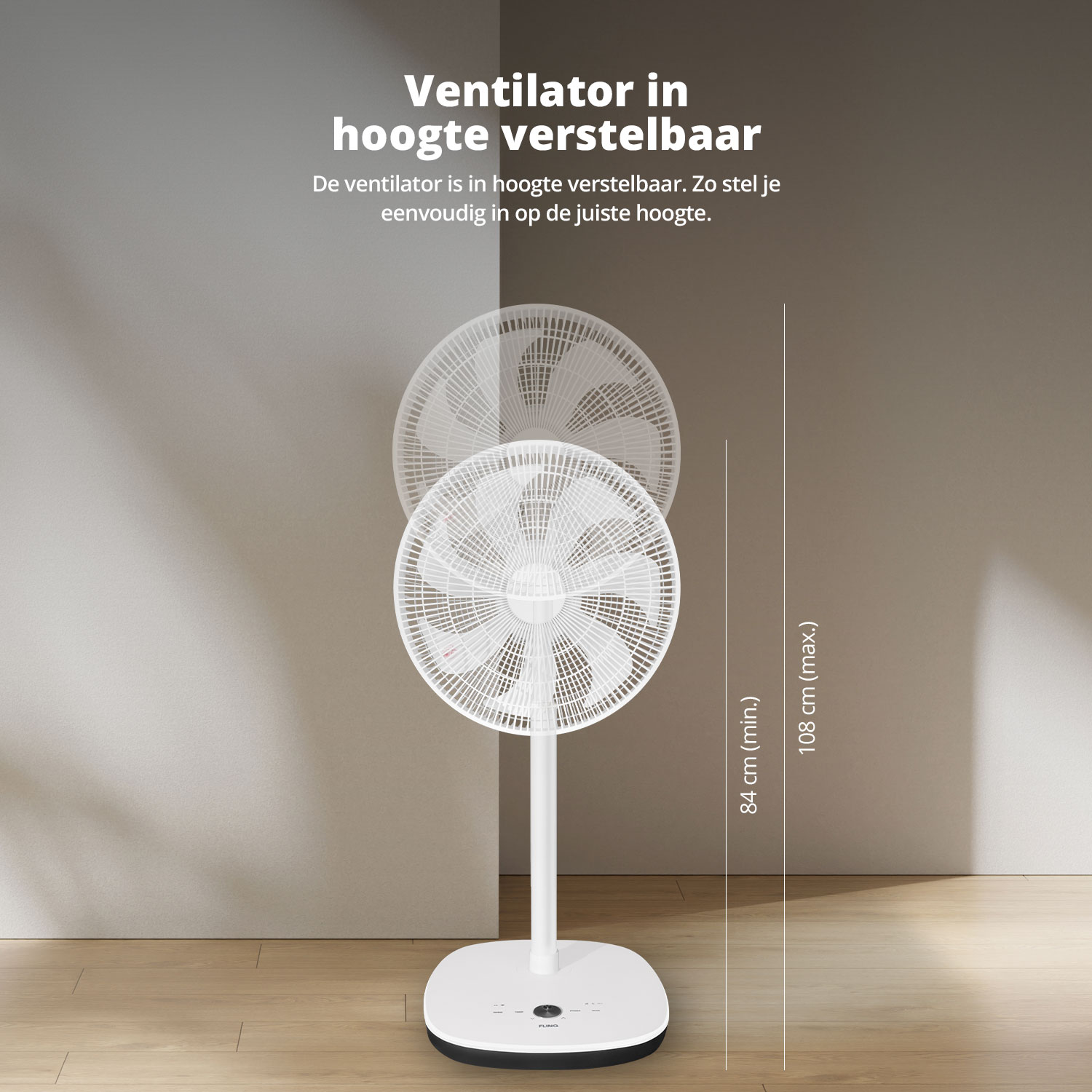 Un ventilateur blanc avec une base et un support blancs. Le ventilateur est devant un mur et un sol en bois.