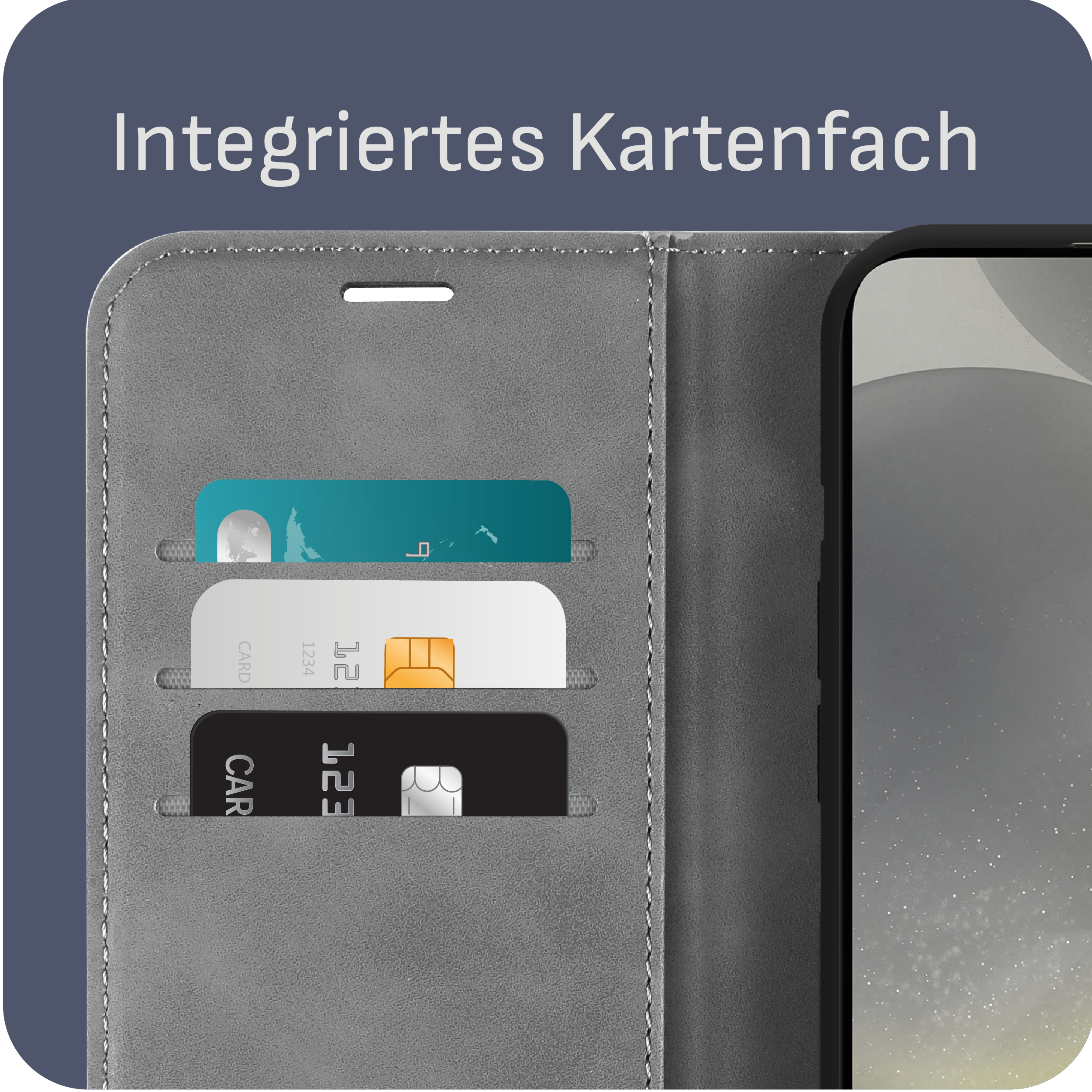 Nahaufnahme einer Brieftasche mit Schlitzen, die Kreditkarten enthalten. Die Brieftasche liegt auf einer dunkelblauen Oberfläche.