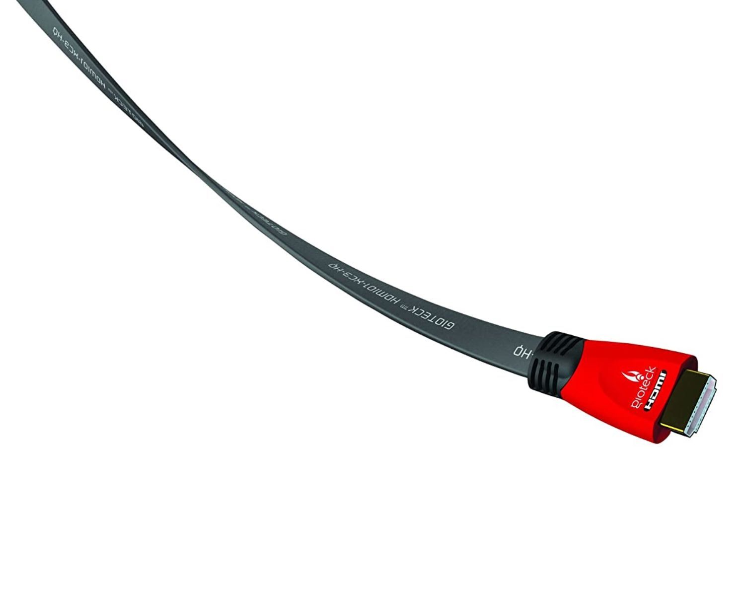 Schwarzes und graues HDMI-Kabel mit rotem Stecker. Weißer Hintergrund. Das Kabel ist gebogen.