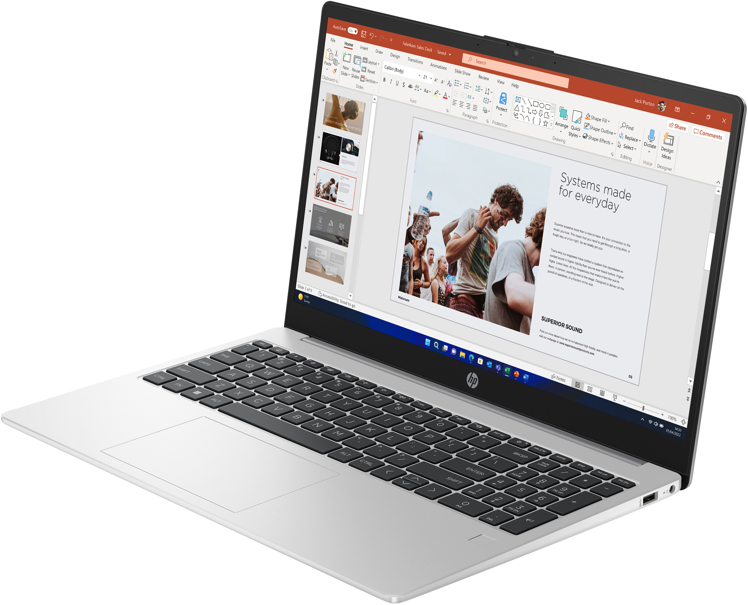 Srebrny laptop wyświetla prezentację programu PowerPoint na ekranie. Jest pod kątem na białym tle.