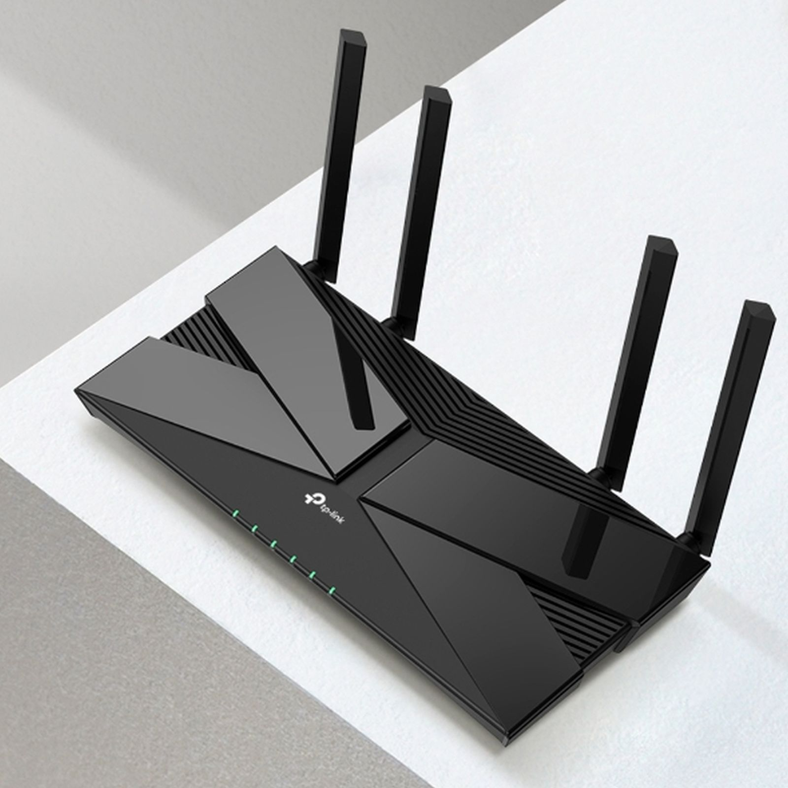Çoklu antenli siyah TP-Link yönlendirici. Beyaz bir yüzey üzerinde, yukarıdan aşağıya doğru açıyla.