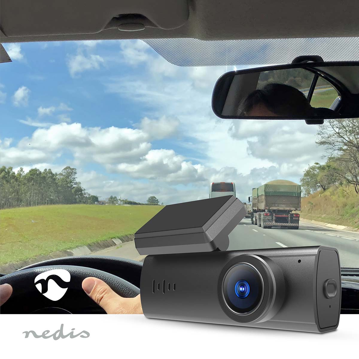 Dashboard camera in een auto, met uitzicht op de weg en een blauwe lucht.