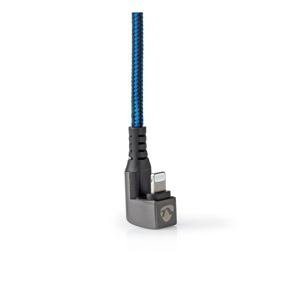 Câble Lightning blanc avec un cordon tressé bleu et noir, incliné.