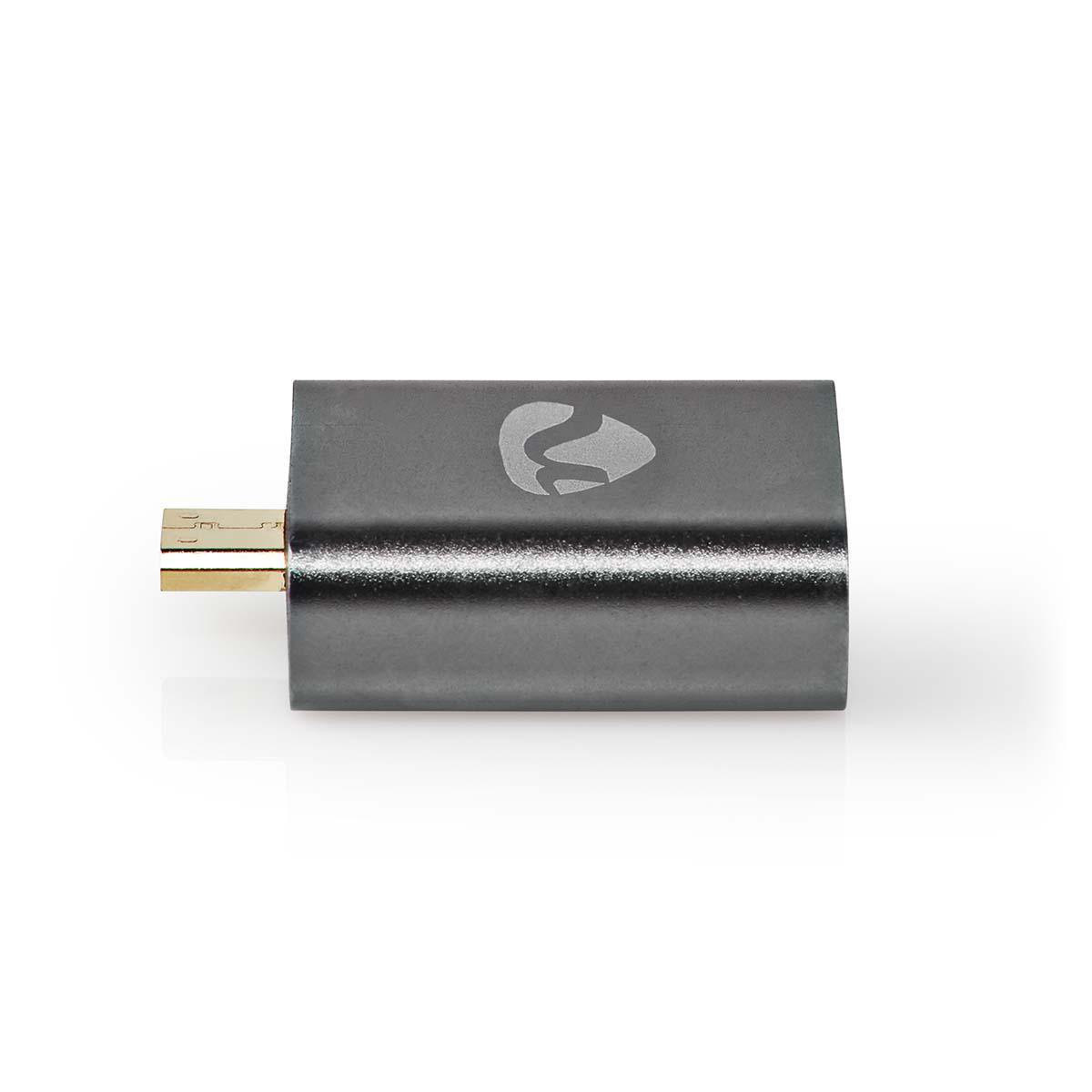 Ein kleiner, grauer USB-C-zu-USB-Adapter. Er hat ein Logo und einen goldfarbenen USB-Anschluss.