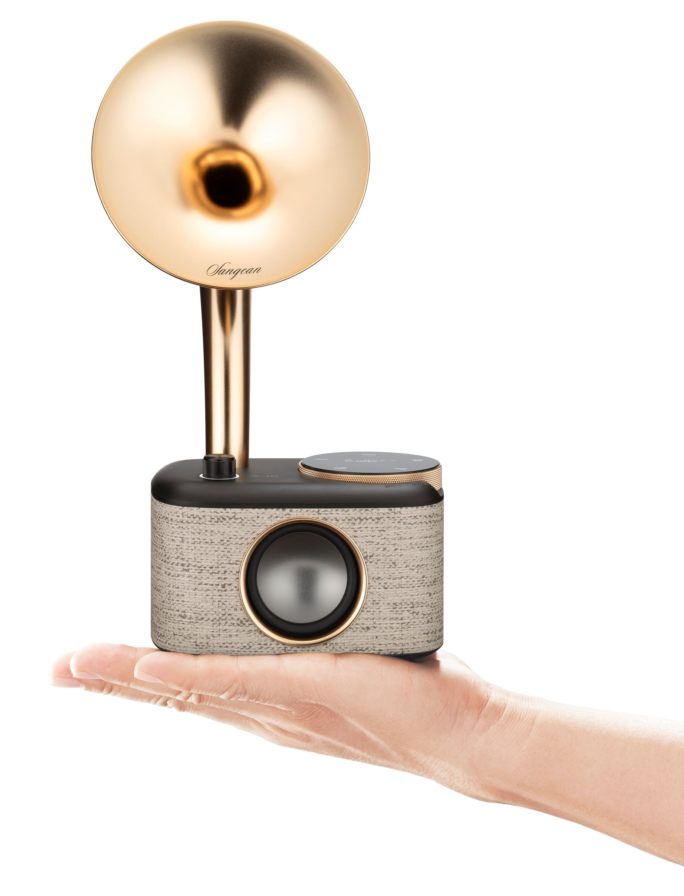 Ein goldener Lautsprecher mit Holzmaserungsbasis wird in der Hand gehalten.