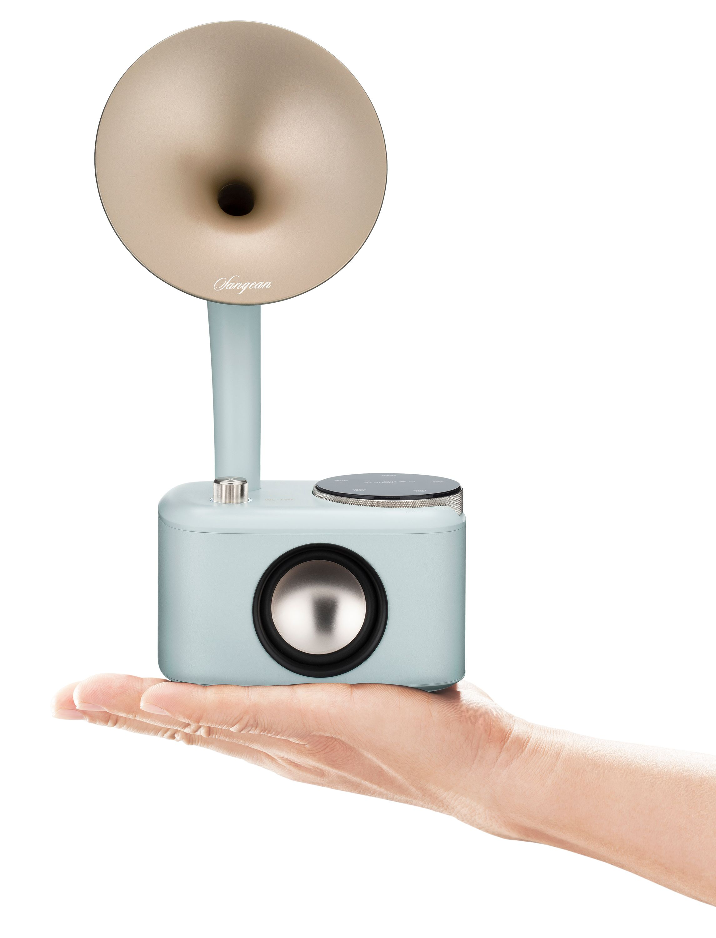 Ręka trzymająca głośnik retro. Jest niebieski ze złotym rogiem. Głośnik jest mały i ma retro design.