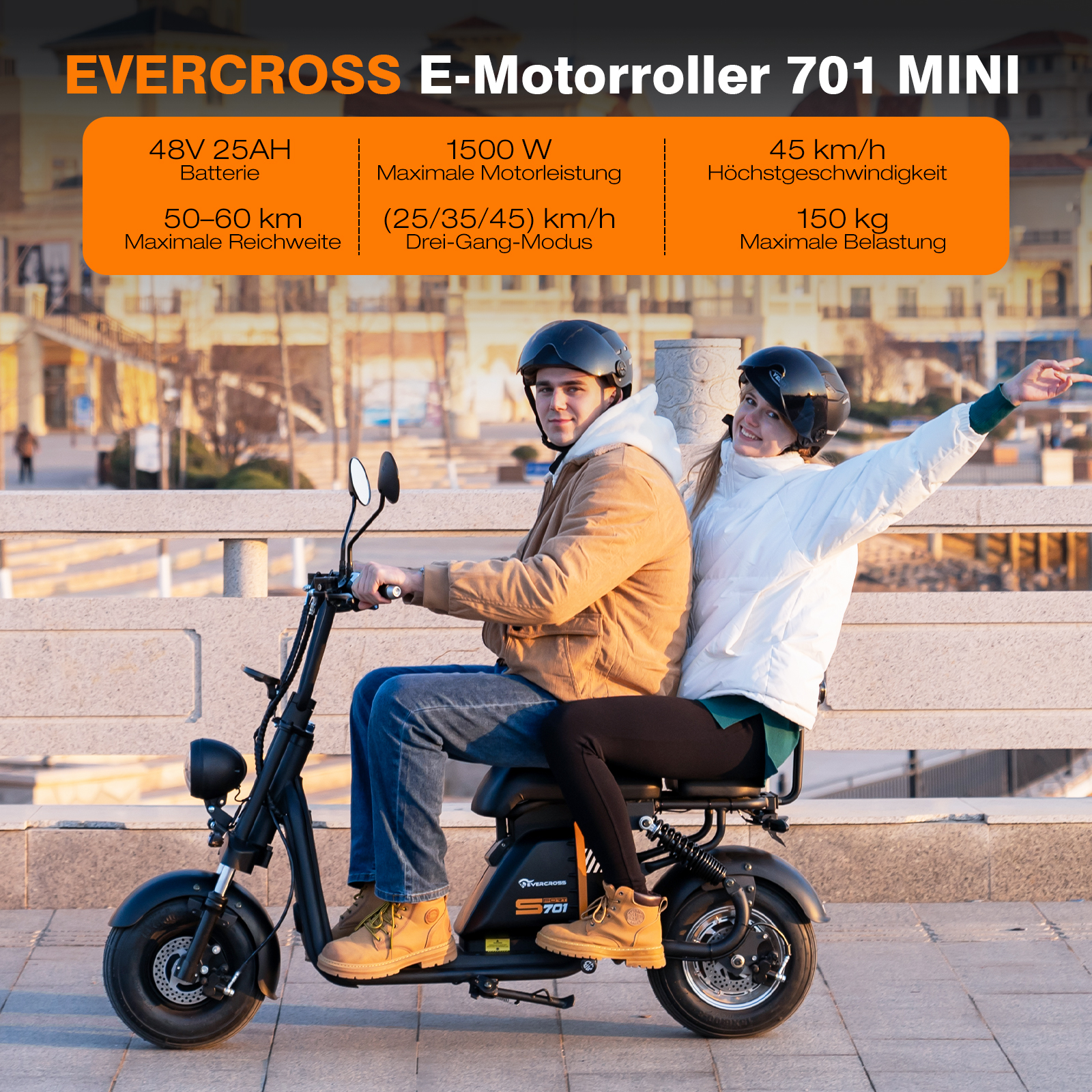 Zwei Personen fahren einen schwarzen E-Motorroller. Oranger Infokasten im Hintergrund.