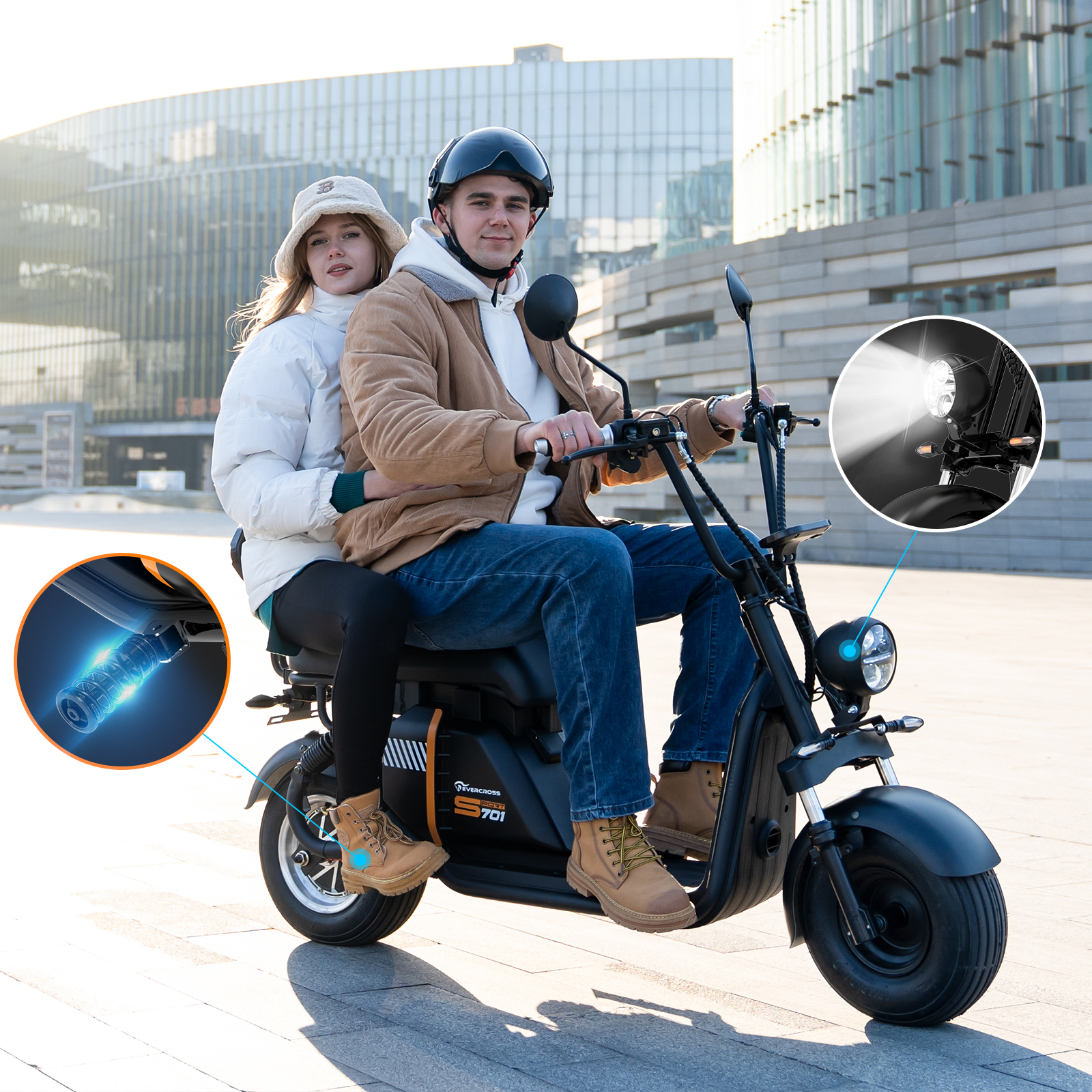 Ein Paar fährt mit einem schwarzen Roller, beleuchtet durch Scheinwerfer, in Stadt.