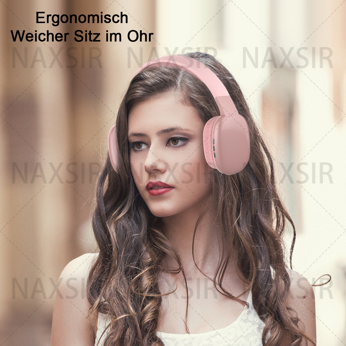 Eine Frau mit rosa Kopfhörern. Die Kopfhörer sind auf ihrem Kopf. Der Hintergrund hat eine verschwommene Stadtszene.