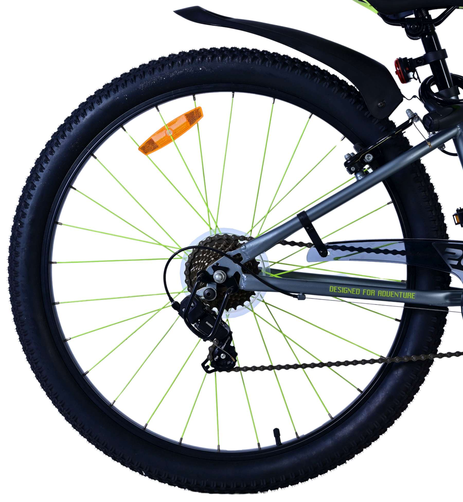 Rueda trasera de una bicicleta. Neumático, radios, engranajes y guardabarros negro visibles.