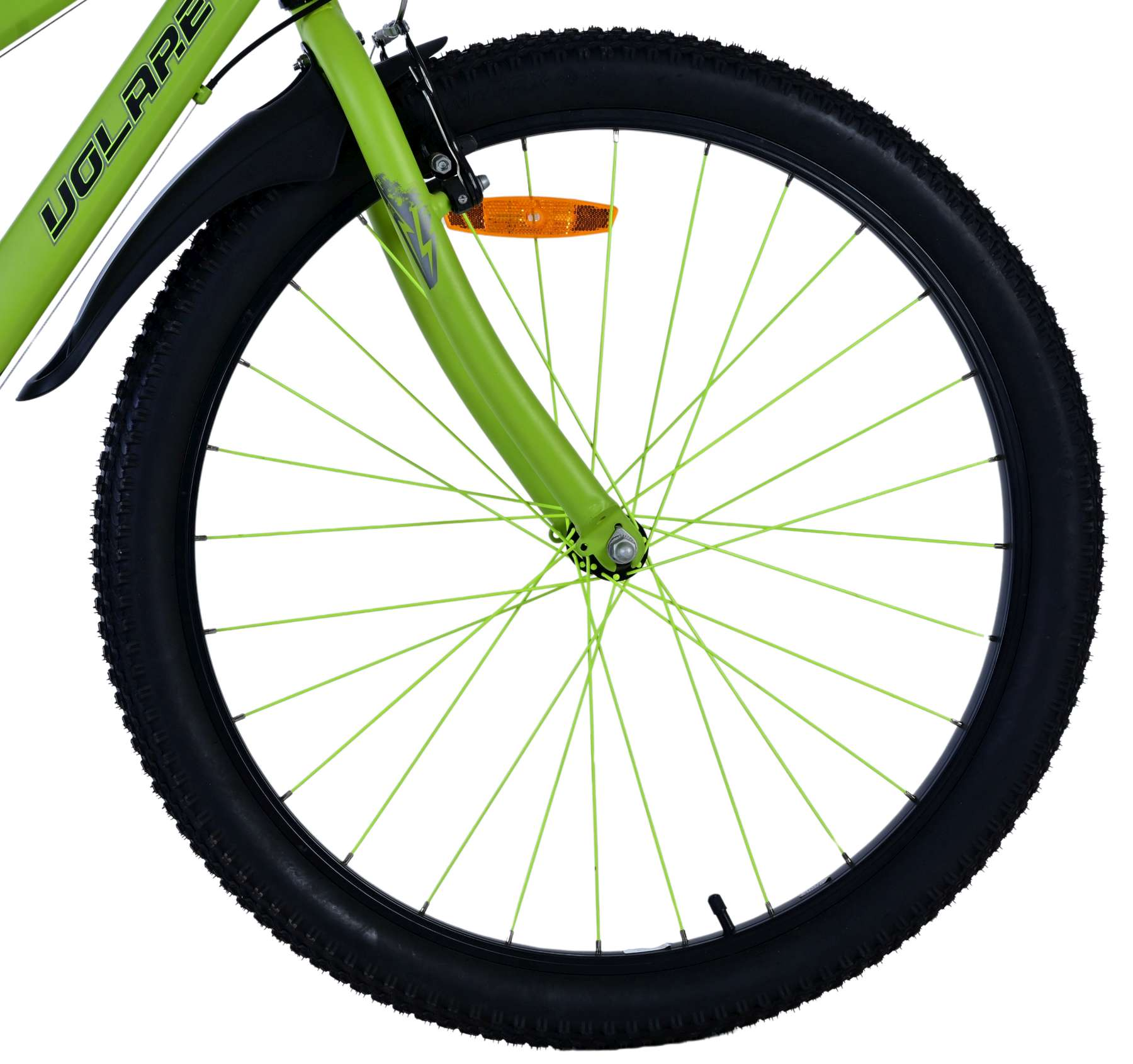 Una rueda de bicicleta verde con neumático negro y radios verdes. La rueda está sobre un fondo blanco.