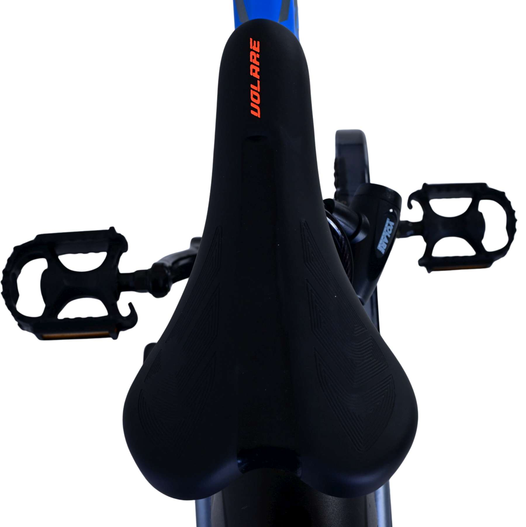 Schwarzer Fahrradsattel mit 'VOLARE'-Text. Die Pedale und der Rahmen sind ebenfalls sichtbar, auf weißem Hintergrund.