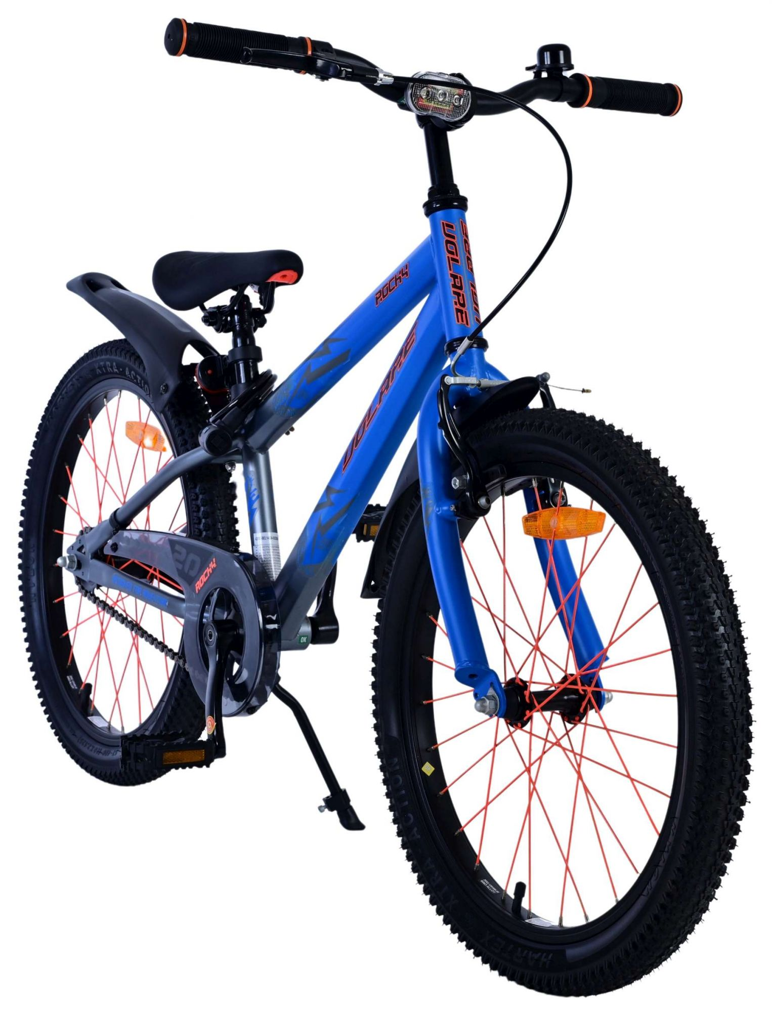 Blau-silbernes Kinderfahrrad mit orangenen Speichen und schwarzen Reifen, vor weißem Hintergrund.