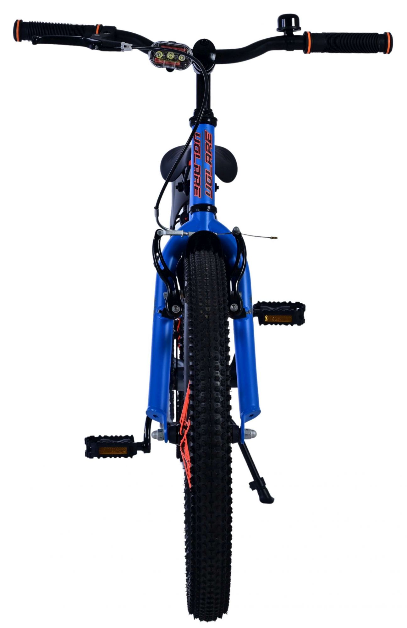 Blaues Fahrrad, Vorderansicht, mit schwarzen Reifen, orangefarbenen Akzenten, weißem Hintergrund.