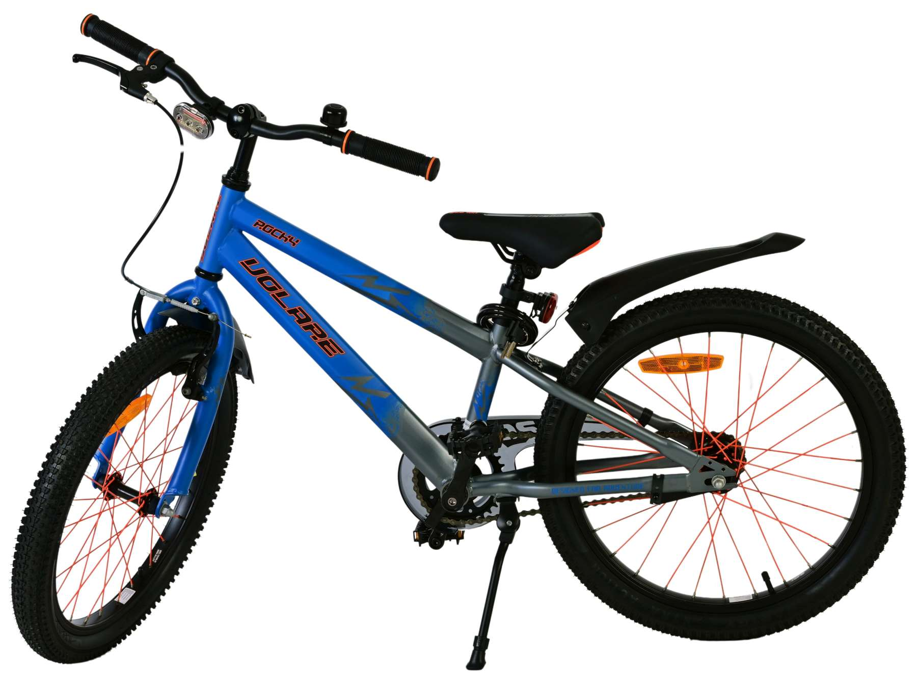 Blau-graues Kinderfahrrad, schwarze Reifen, orange Reflektoren, weißer Hintergrund.