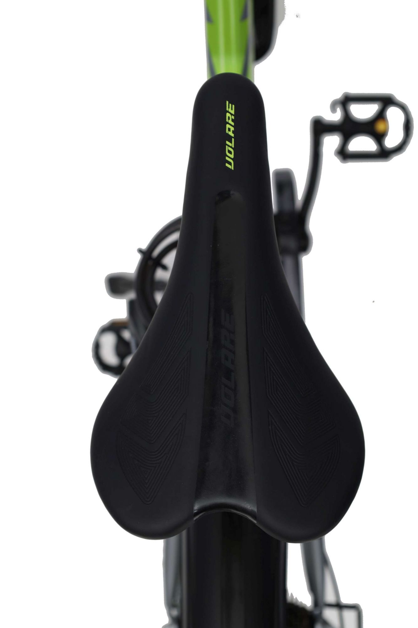 Schwarzer Fahrradsattel mit dem Wort VOLARE. Der Sattel befindet sich über dem Fahrradrahmen.