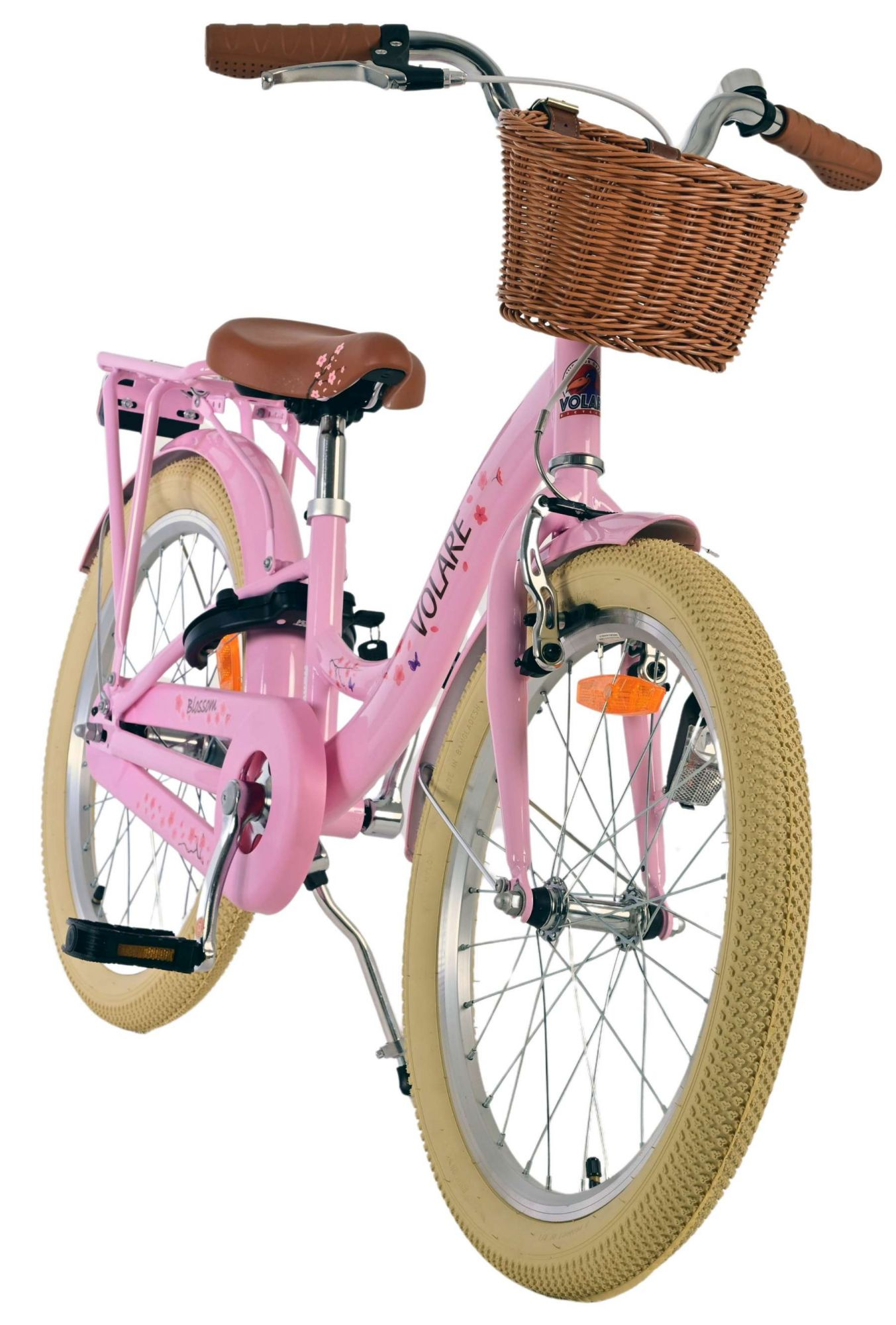 Rosa Fahrrad mit Korb und braunem Sitz. Weißer Hintergrund.