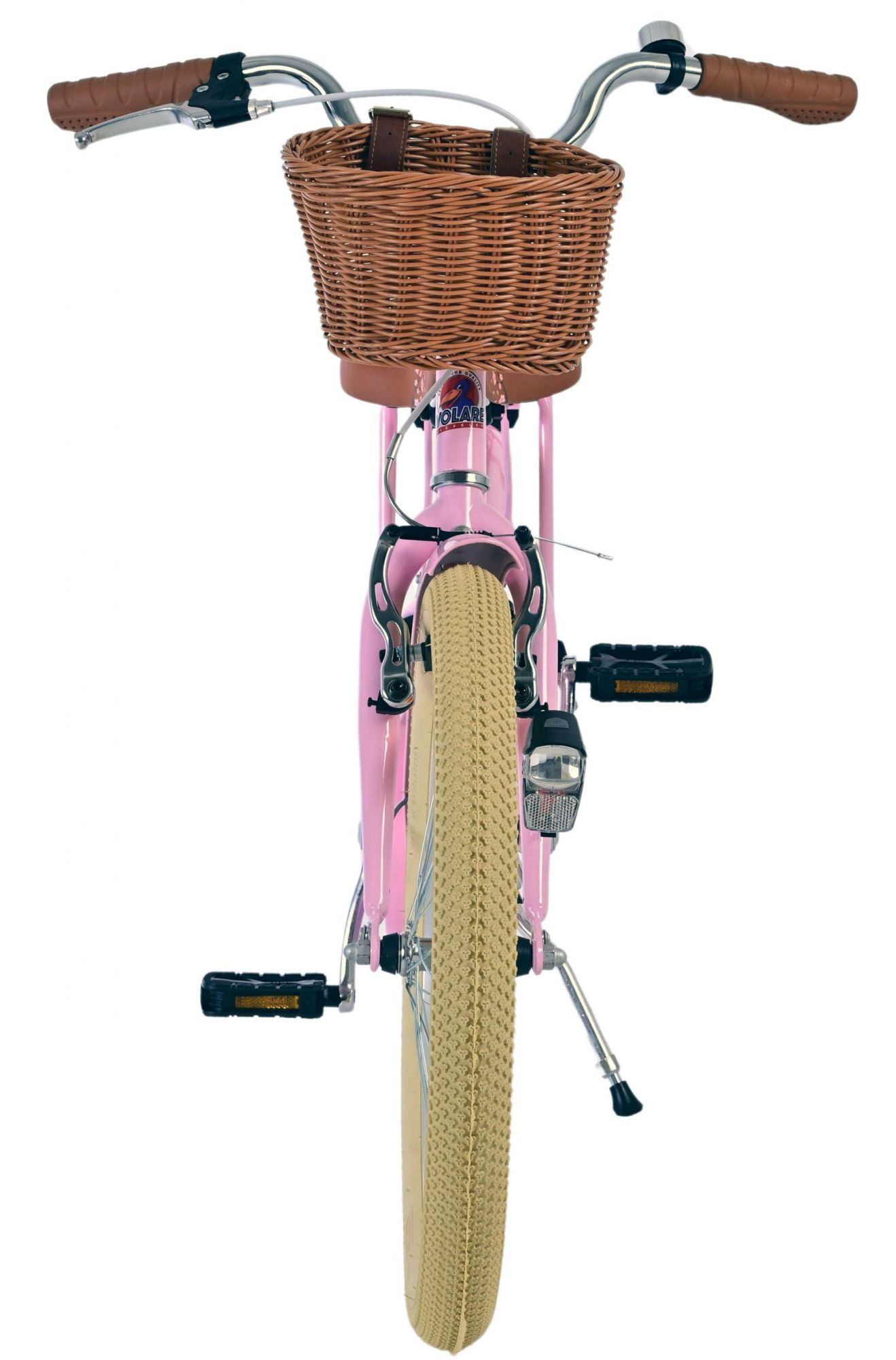 Rosa Fahrrad mit einem Weidenkorb und beigefarbenen Reifen. Das Fahrrad ist dem Betrachter zugewandt.