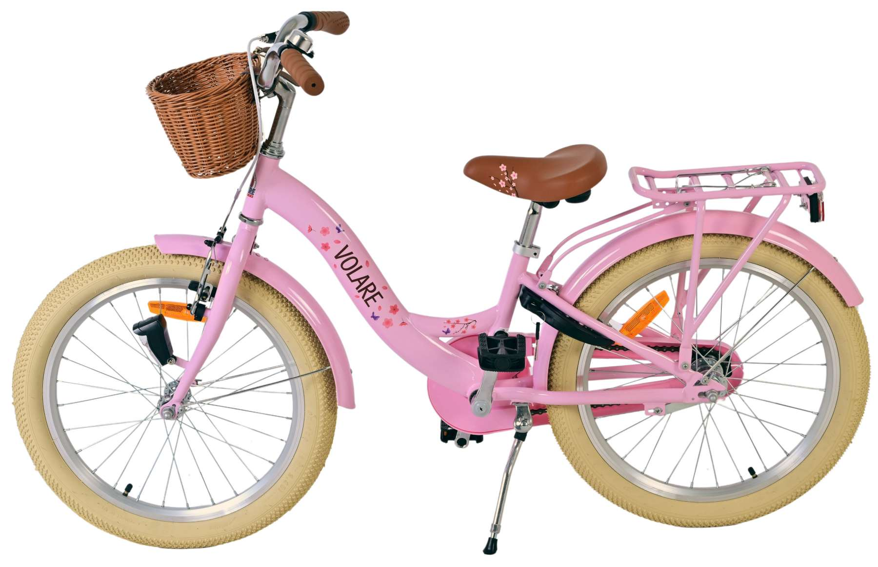 Rosa Fahrrad mit Korb und Gepäckträger. Das Fahrrad hat cremefarbene Reifen.