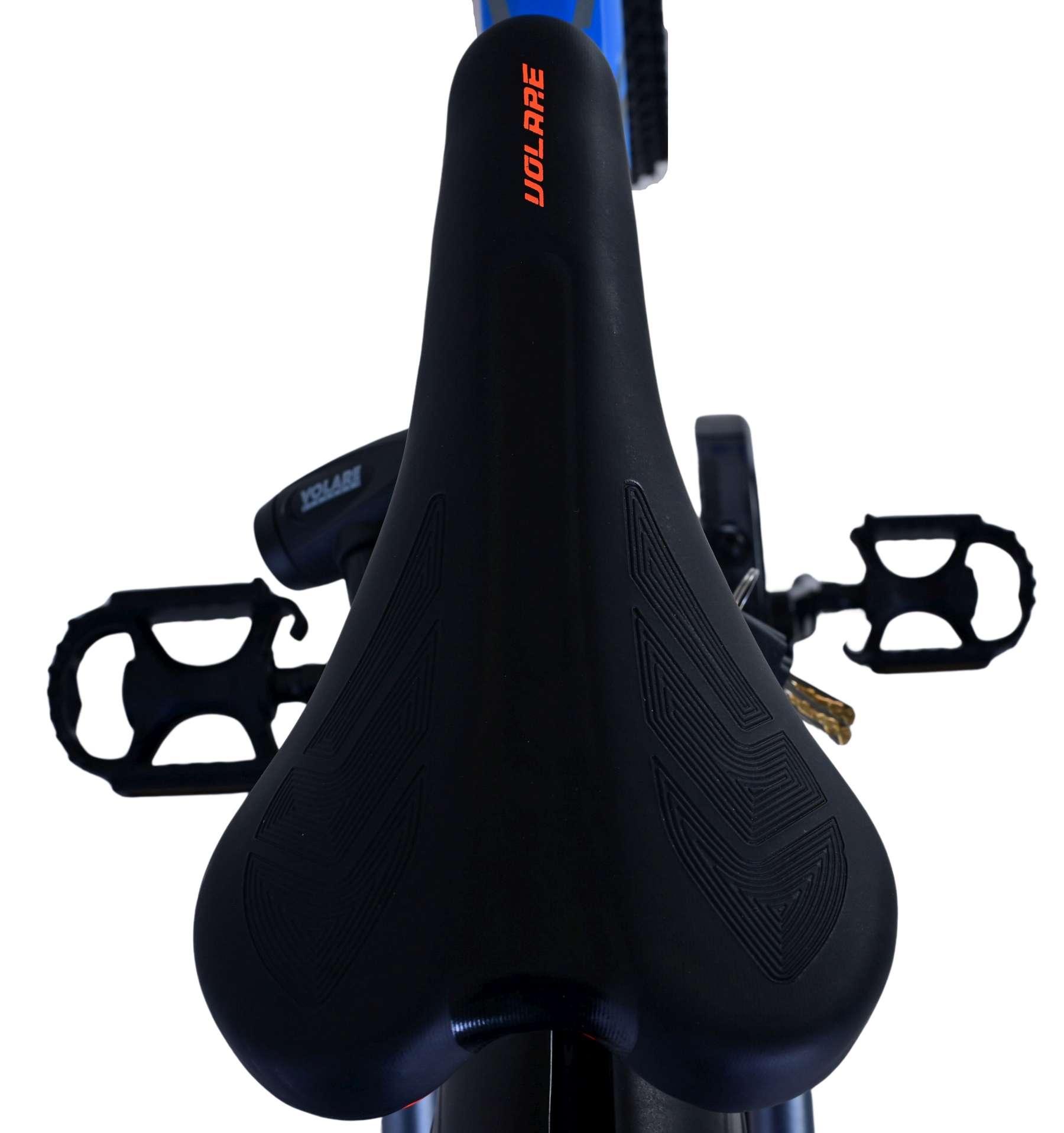Schwarzer Fahrradsattel mit orangefarbenem "VOLARE"-Logo und Pedalen.