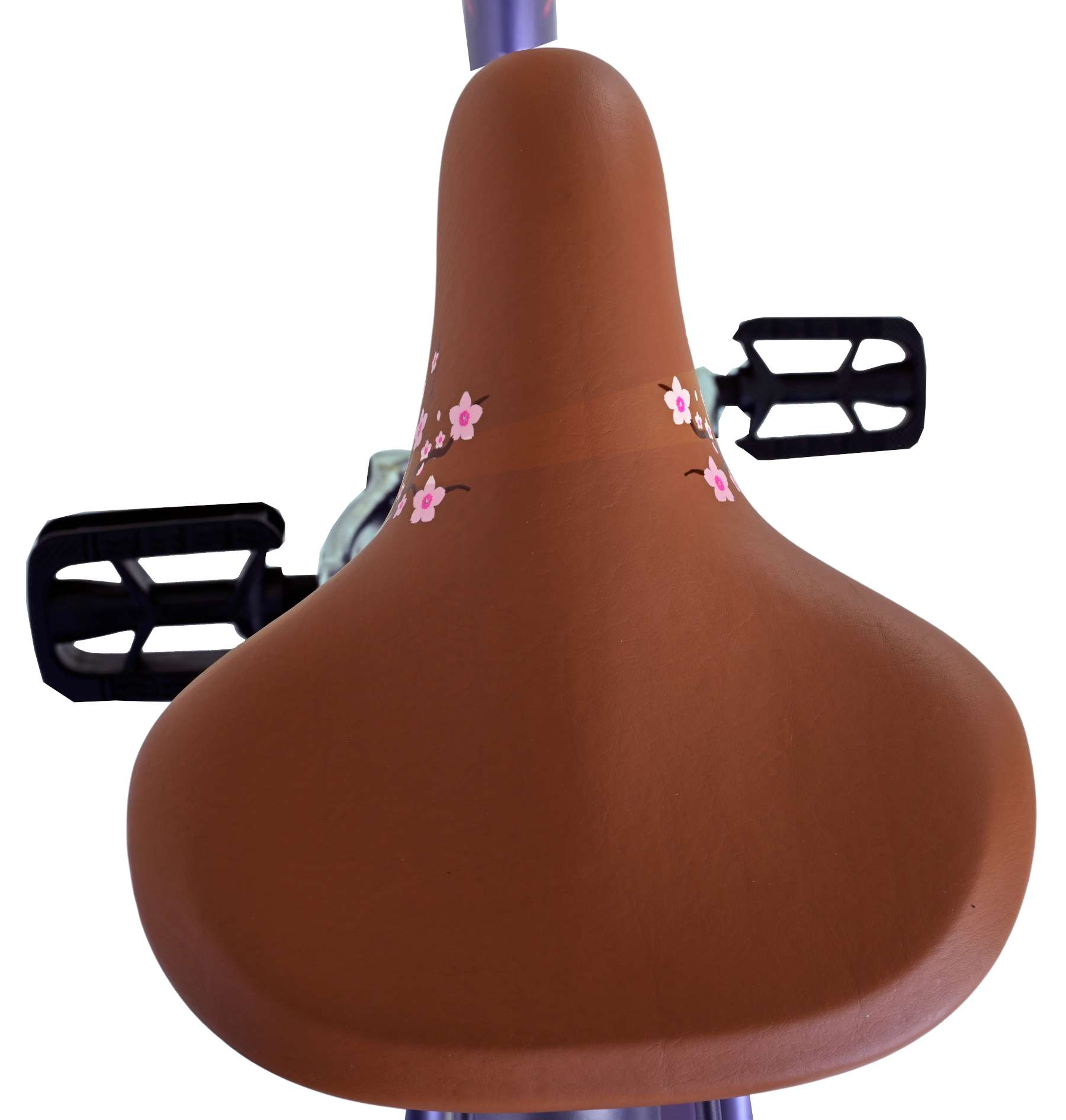 Brauner Fahrradsitz, mit rosa Blumen verziert. Schwarze Pedale sichtbar.