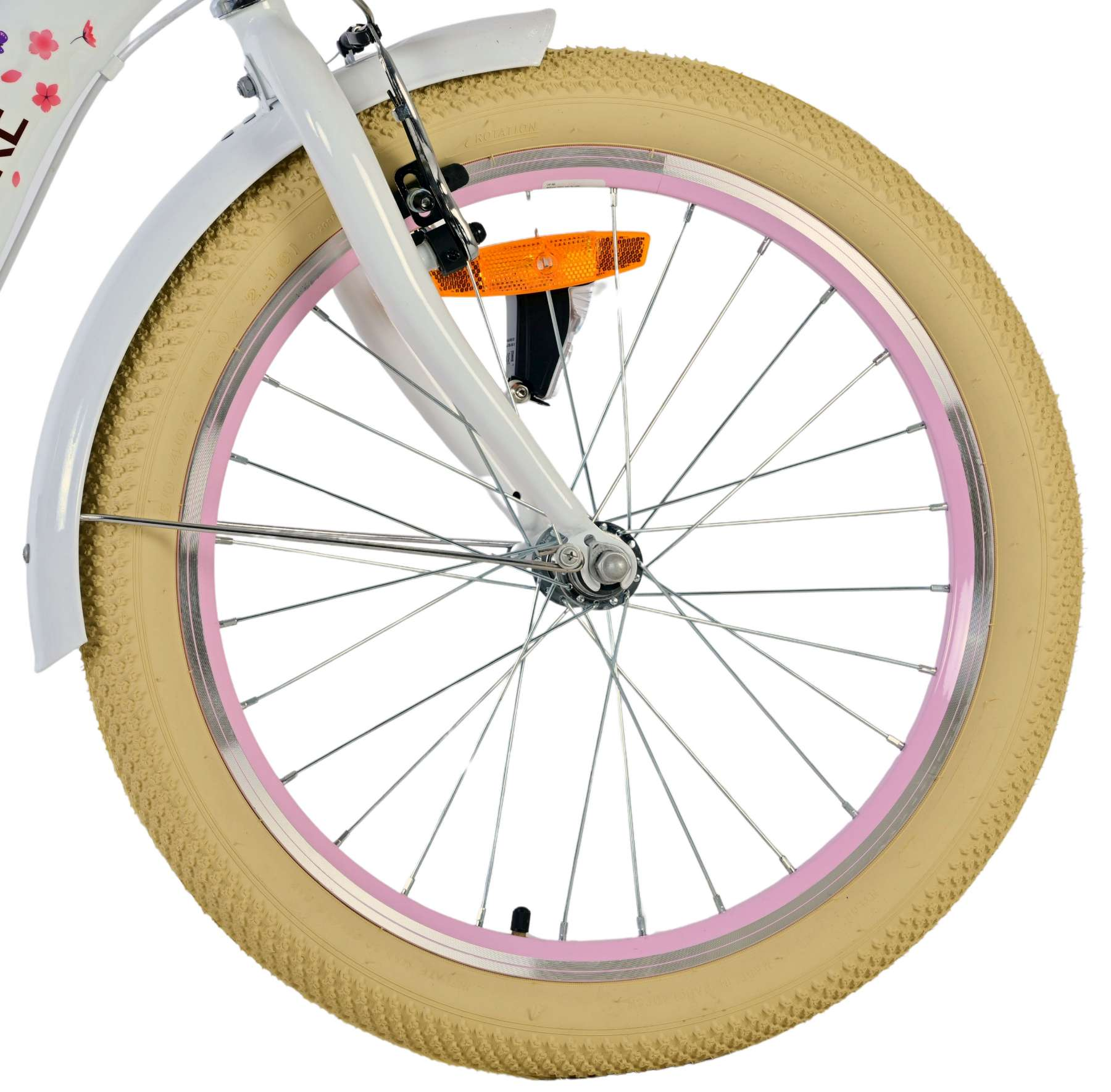 Nahaufnahme eines Fahrradreifens mit pinkfarbener Felge und beigem Reifen, mit weißem Kotflügel.