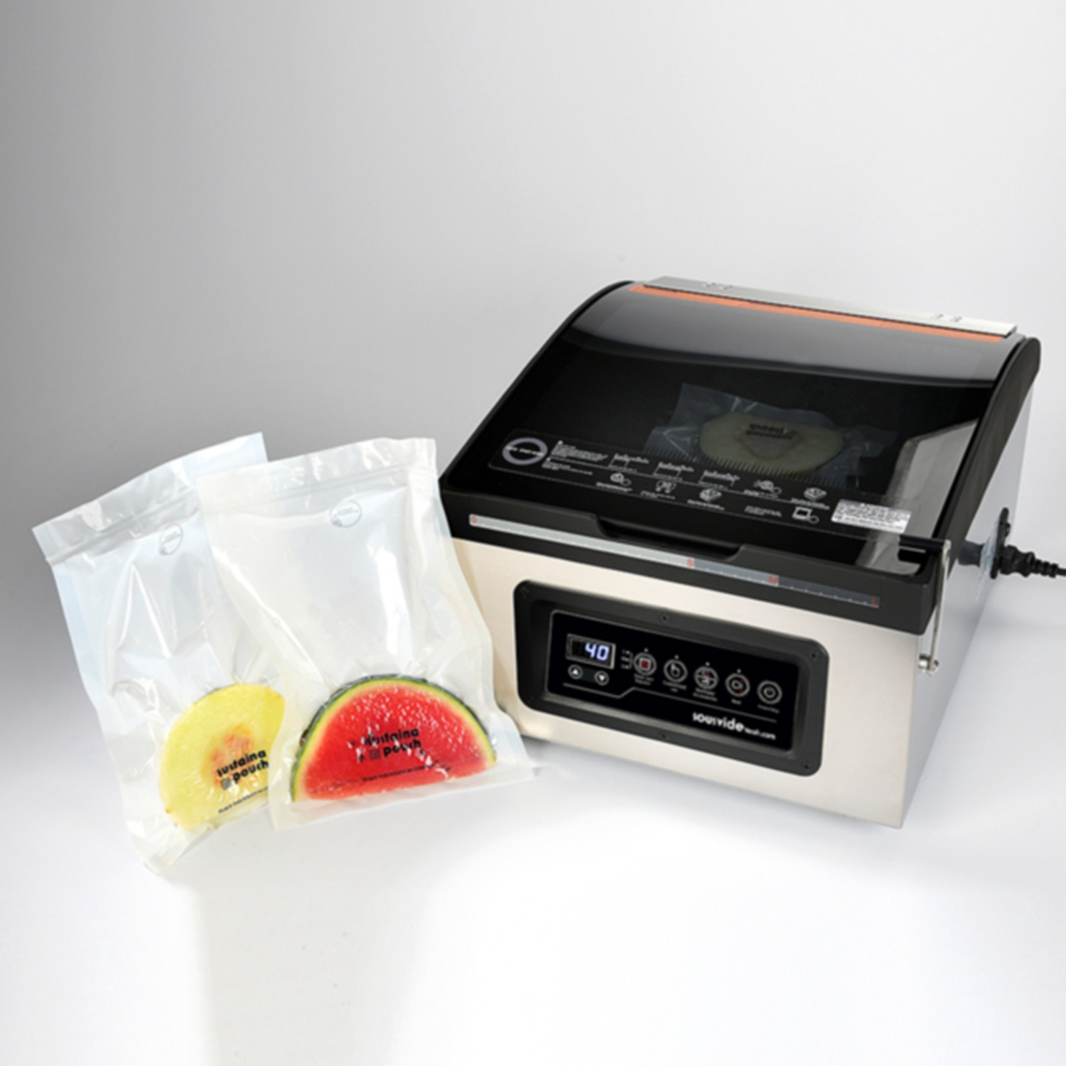 Vacuümmachine met watermeloen en cantaloupe schijfjes in zakken.