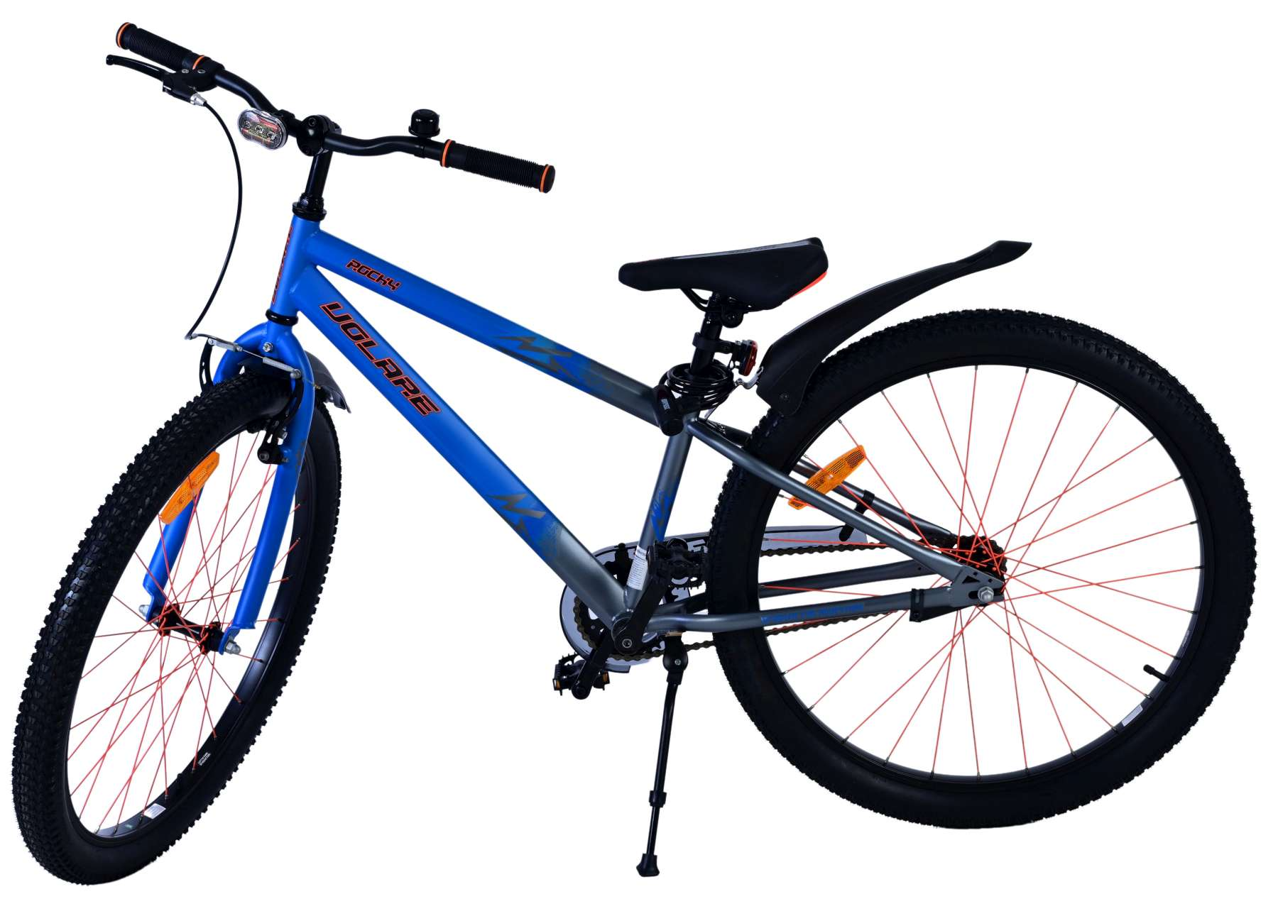 Blaues und graues Mountainbike auf weißem Hintergrund. Es hat einen schwarzen Sattel und Reifen.