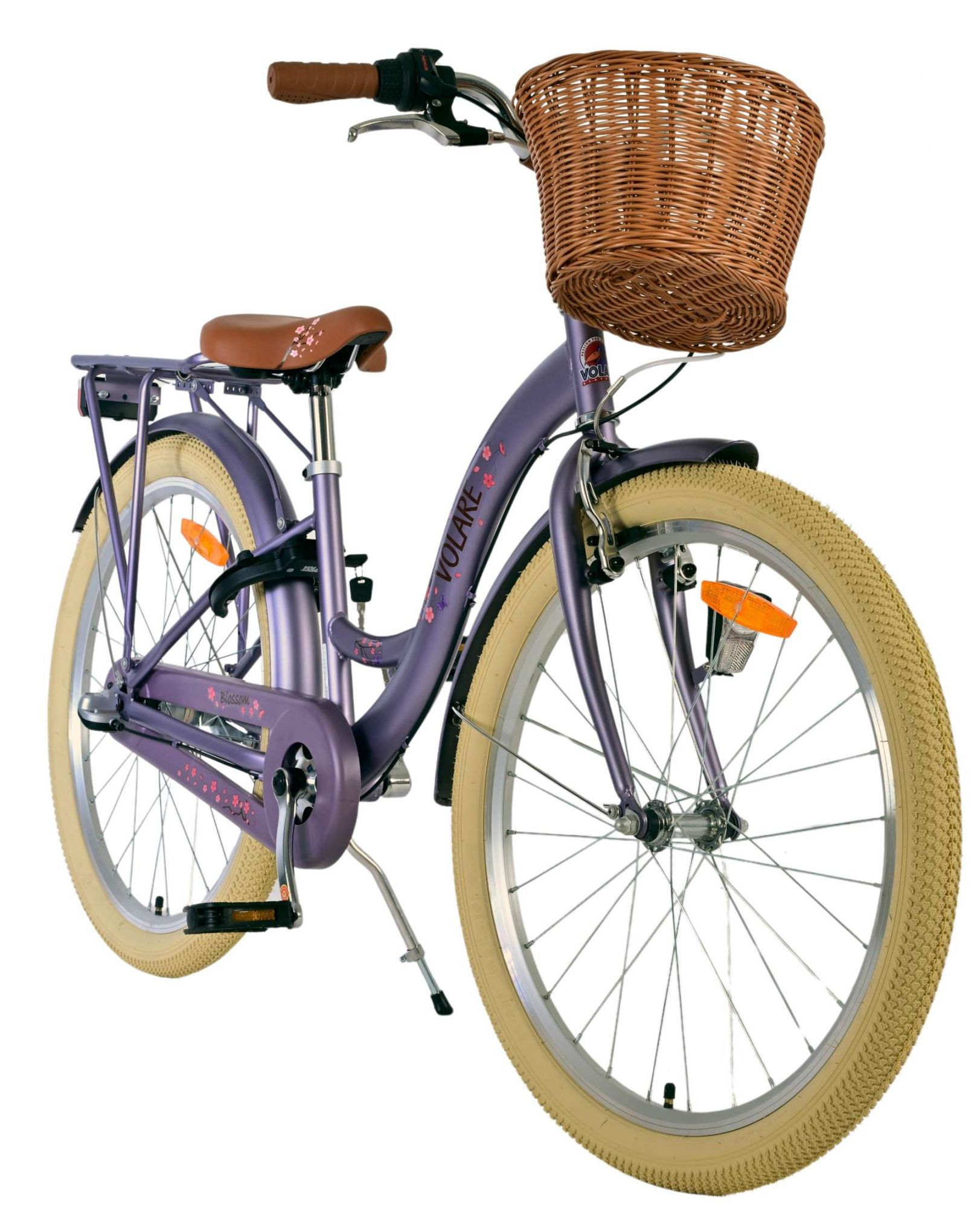 Lila Fahrrad mit Weidenkorb, braunem Sitz und cremefarbenen Reifen.