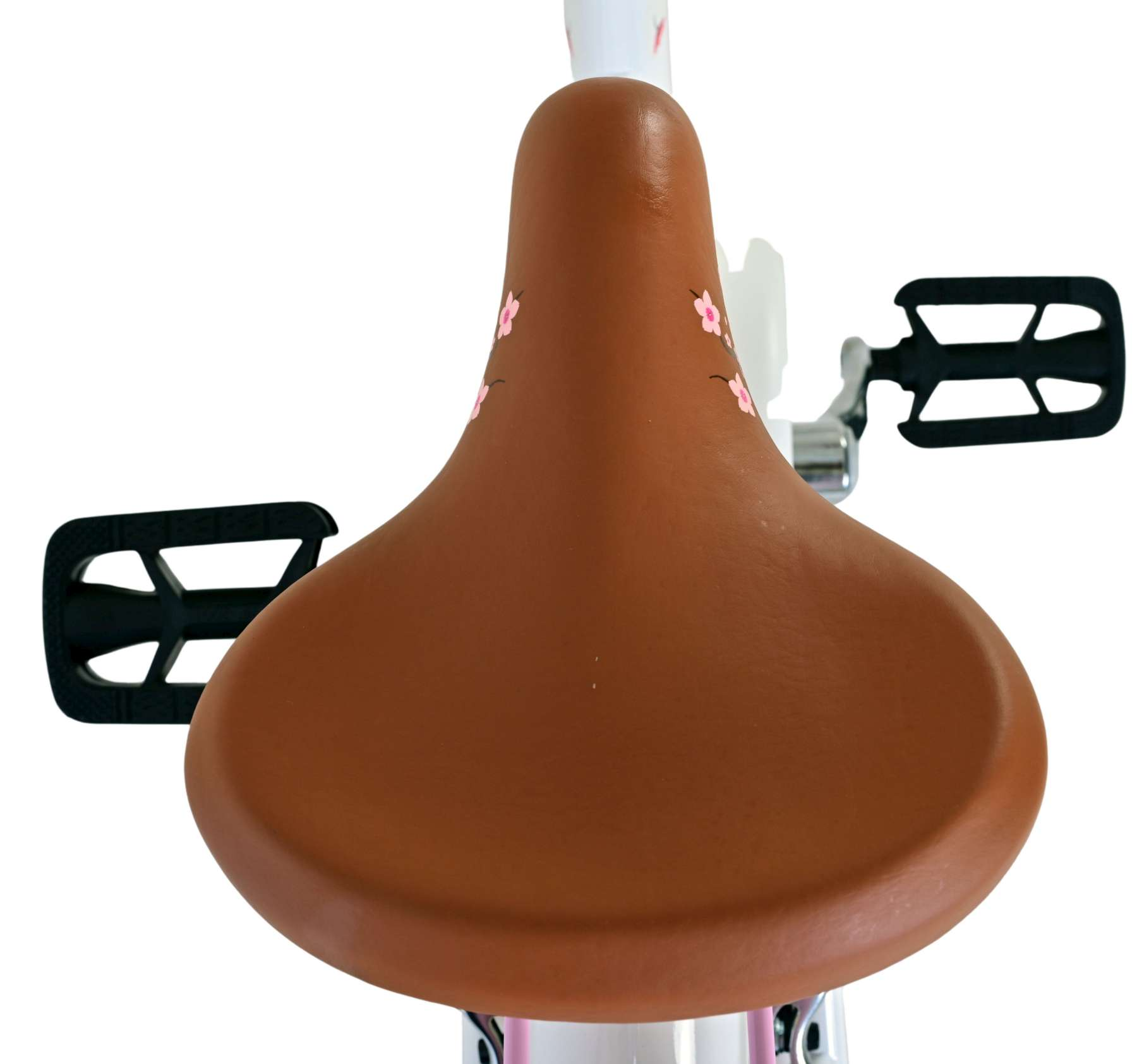Brauner Fahrradsattel mit rosa Blumendesigns. Schwarze Pedale sind sichtbar.