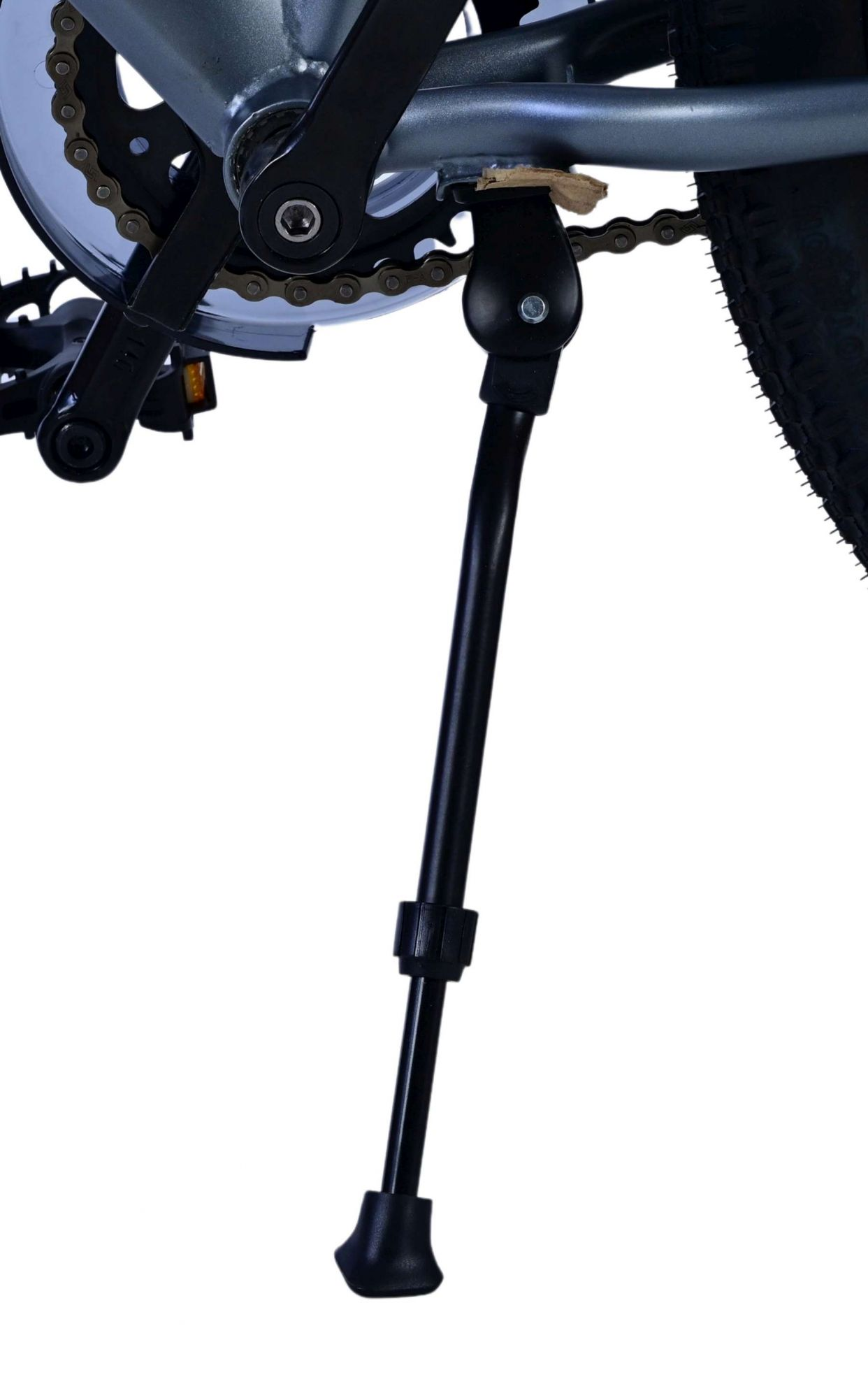 Ein schwarzer Ständer ist an einem Fahrradrahmen befestigt. Das Fahrrad ist teilweise sichtbar.