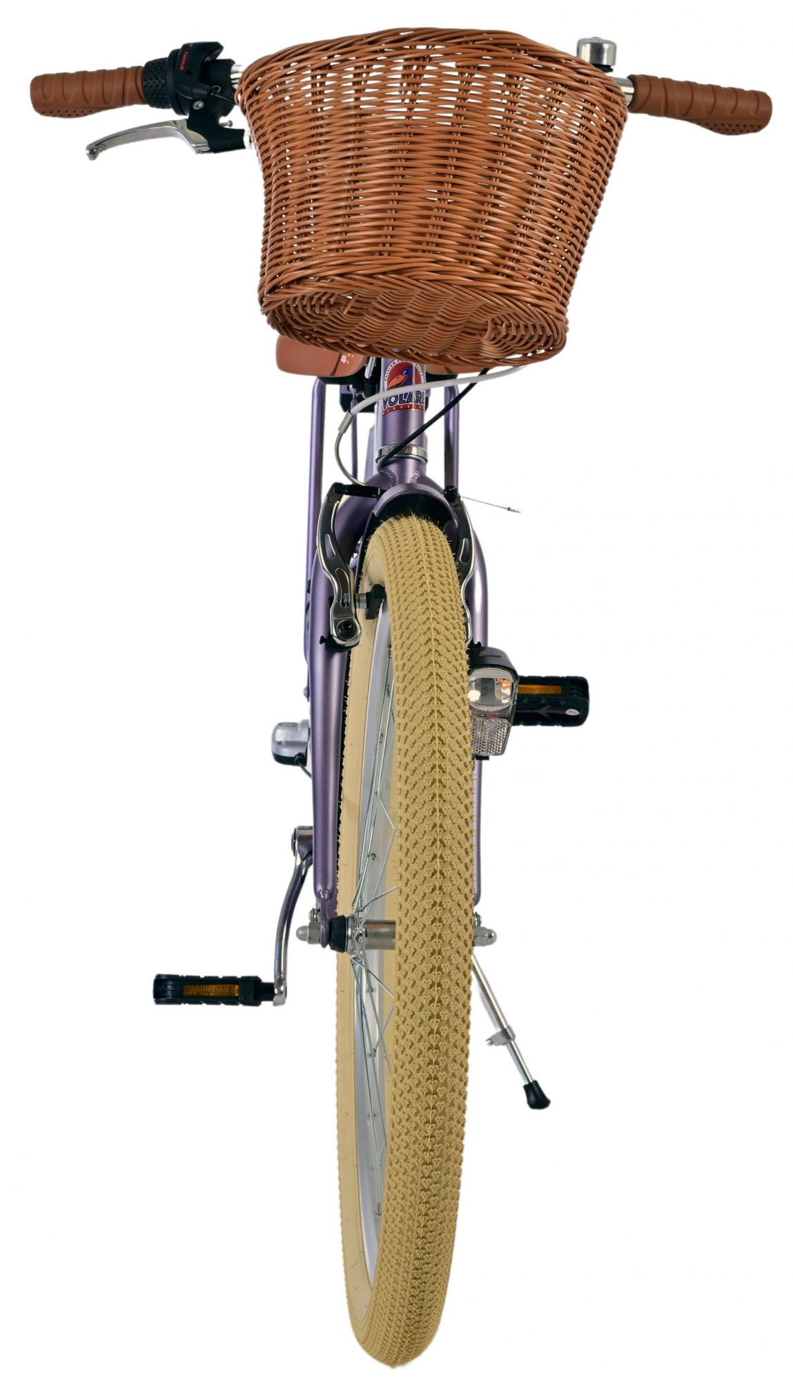 Ein Fahrrad mit einem Weidenkorb. Das Fahrrad ist lila und der Hintergrund ist weiß.
