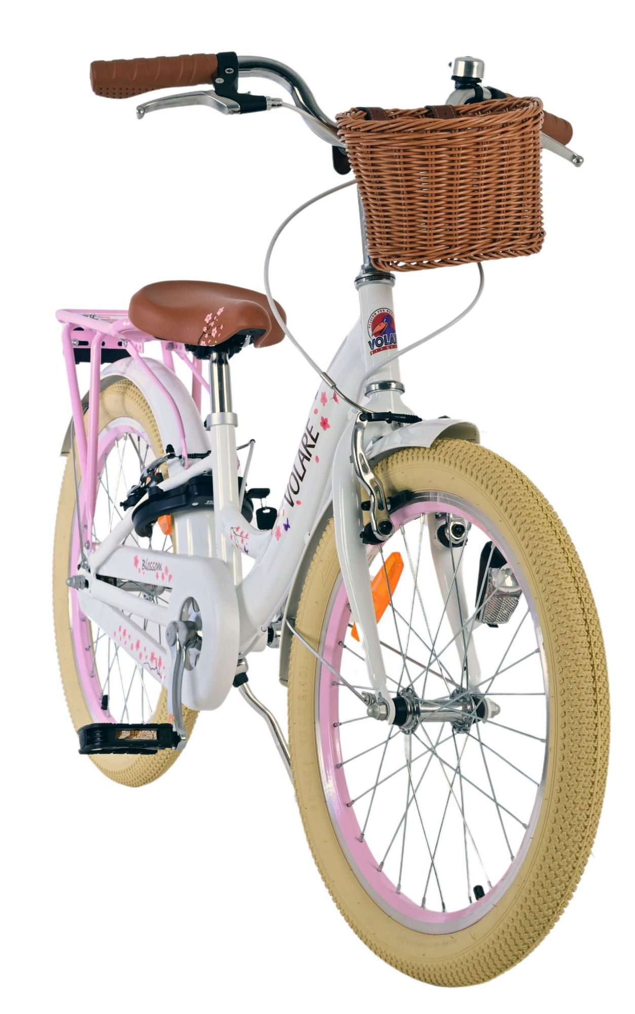 Ein weißes Fahrrad mit rosa Akzenten und einem braunen Weidenkorb vorne. Der Hintergrund ist weiß.