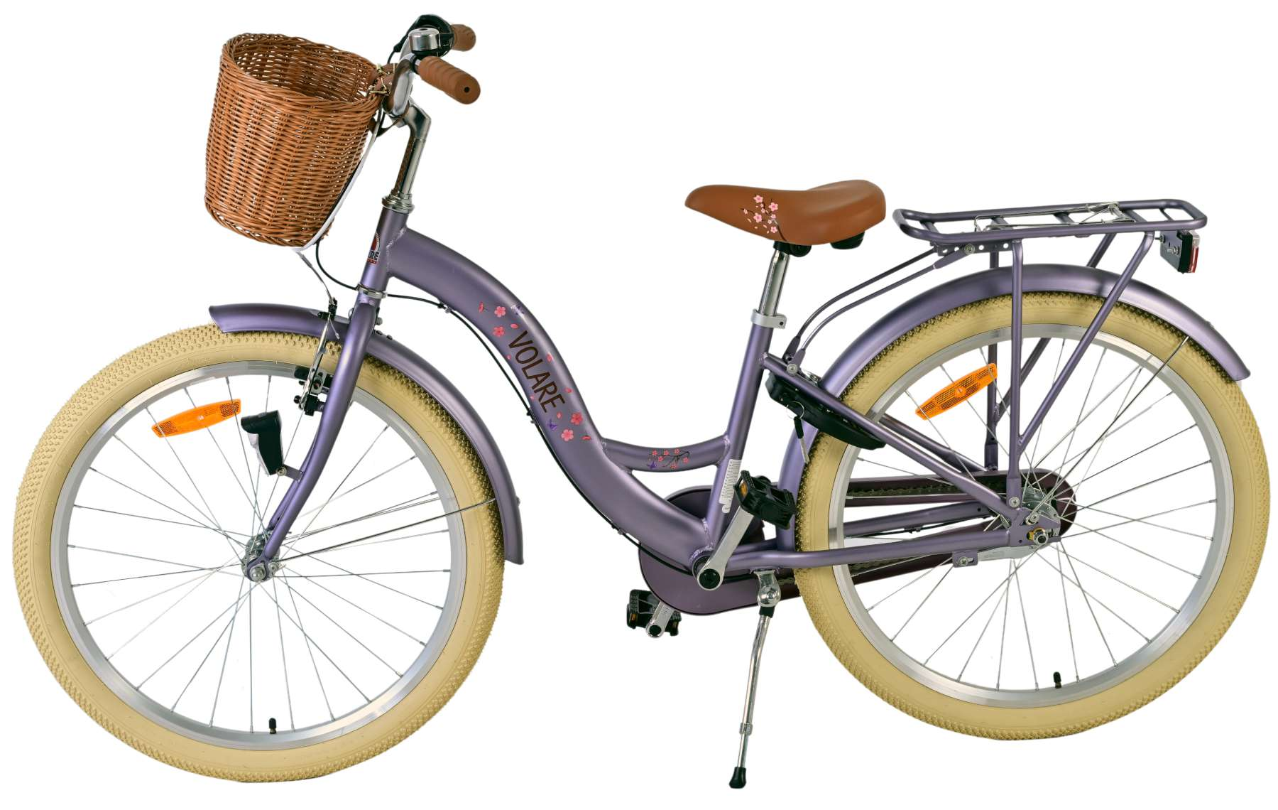 Lila Fahrrad mit Korb, braunem Sitz und beigen Reifen. Der Hintergrund ist weiß.