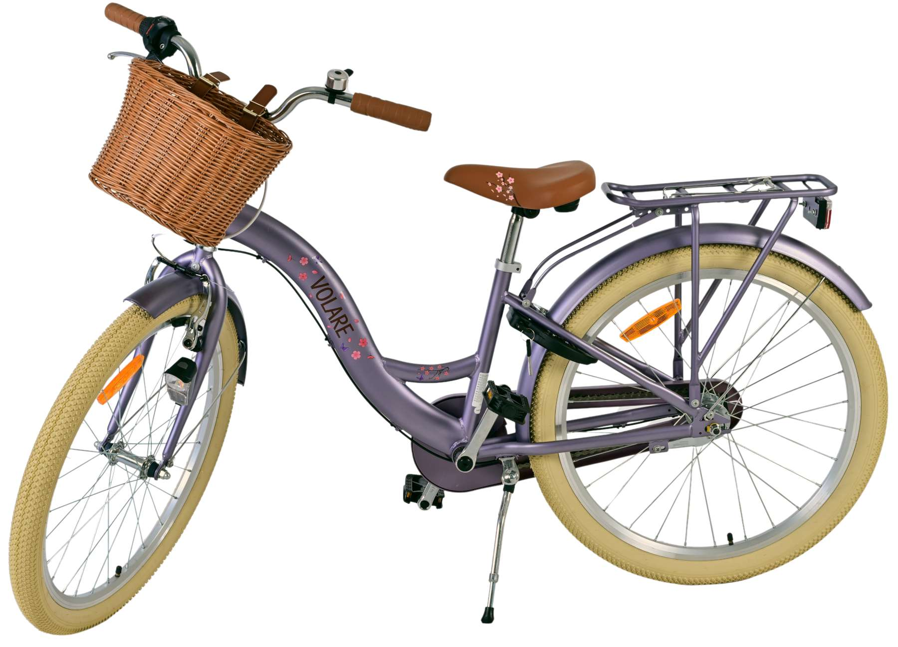 Lila Volare-Fahrrad mit Korb und braunem Sitz. Beige Reifen, Blumen am Rahmen.