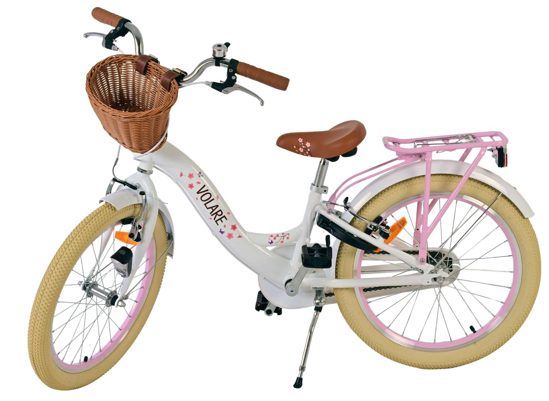 Weißes Fahrrad mit Korb und rosa Akzenten, mit braunem Sattel.