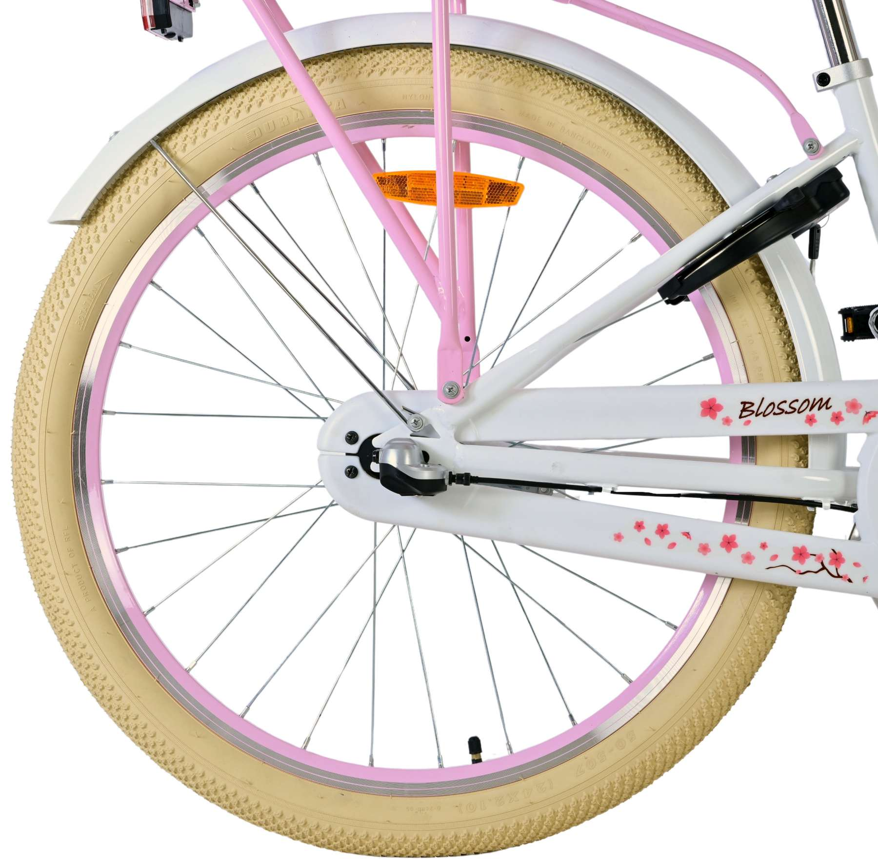 Rosa und weißes Fahrradrad. Rosa Akzente und ein Blütenmuster auf dem Rad.