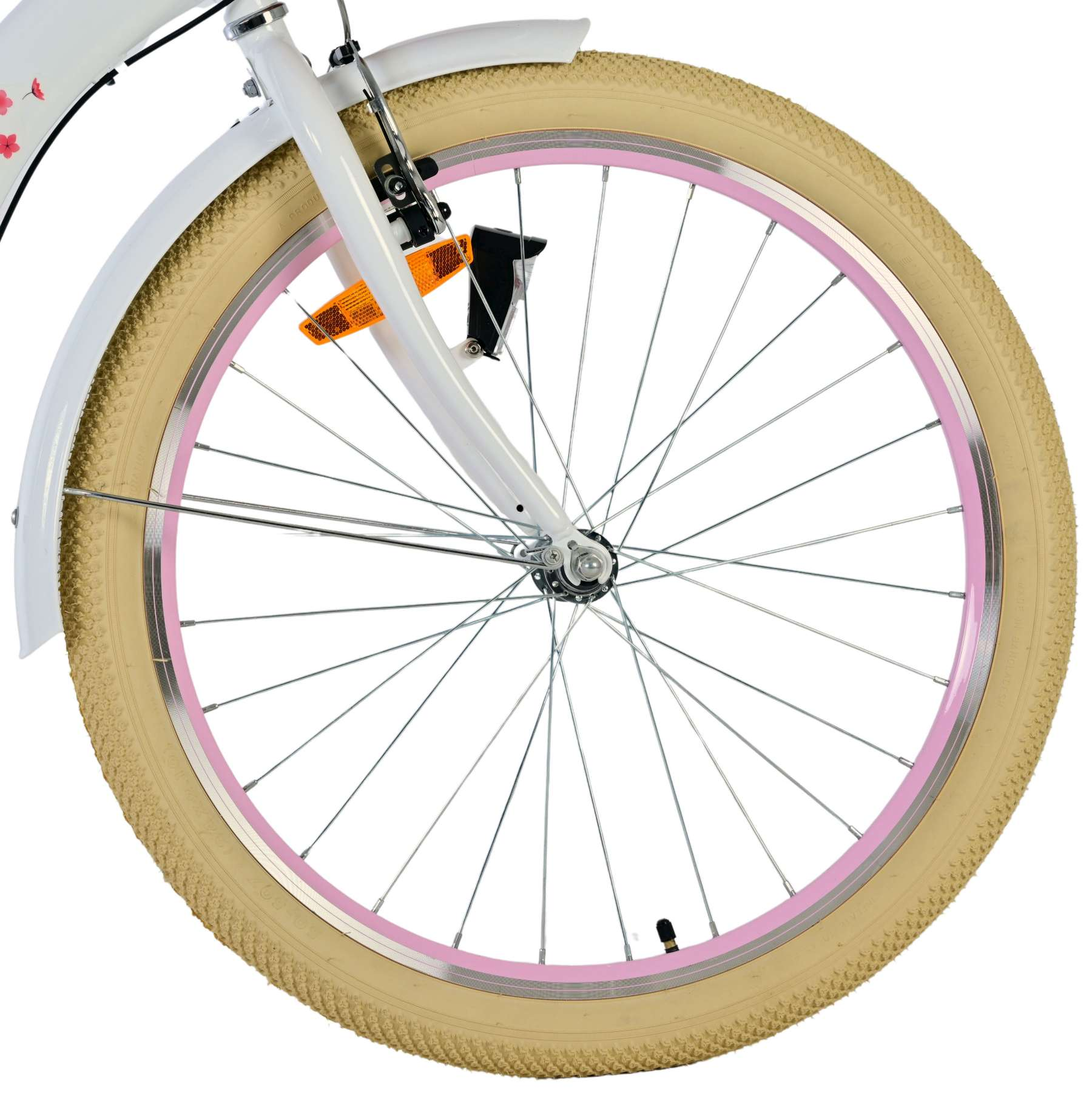 Nahaufnahme eines weißen Fahrradrads mit rosa Felge und beigem Reifen.
