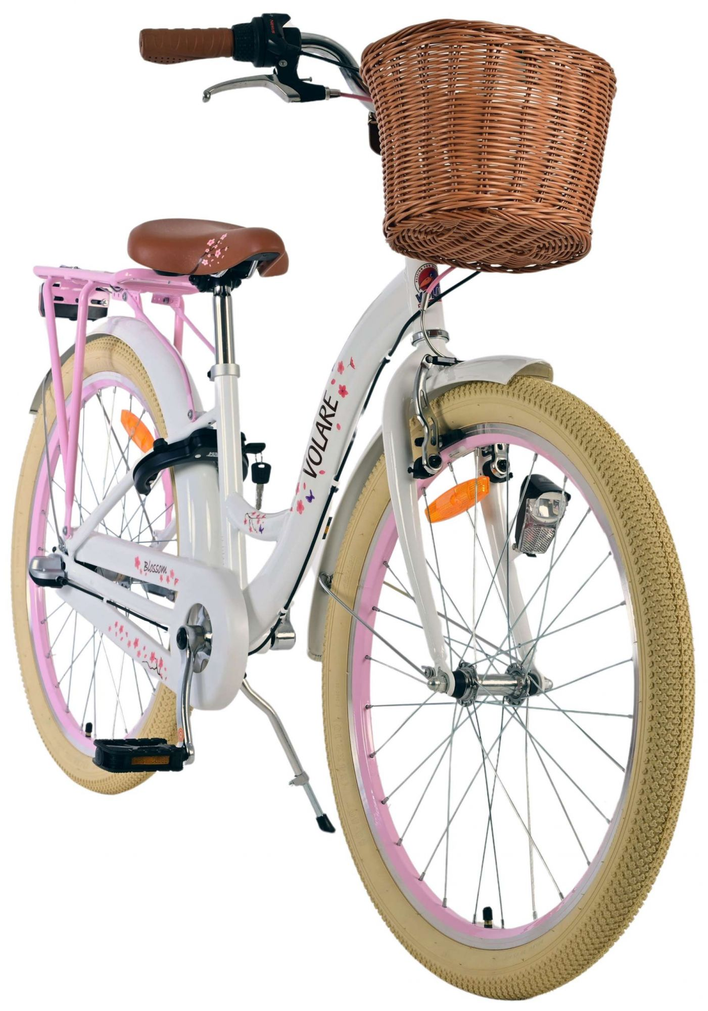 Weißes Fahrrad mit rosa Akzenten. Es hat einen Korb, einen braunen Sitz und einen rosa Gepäckträger.
