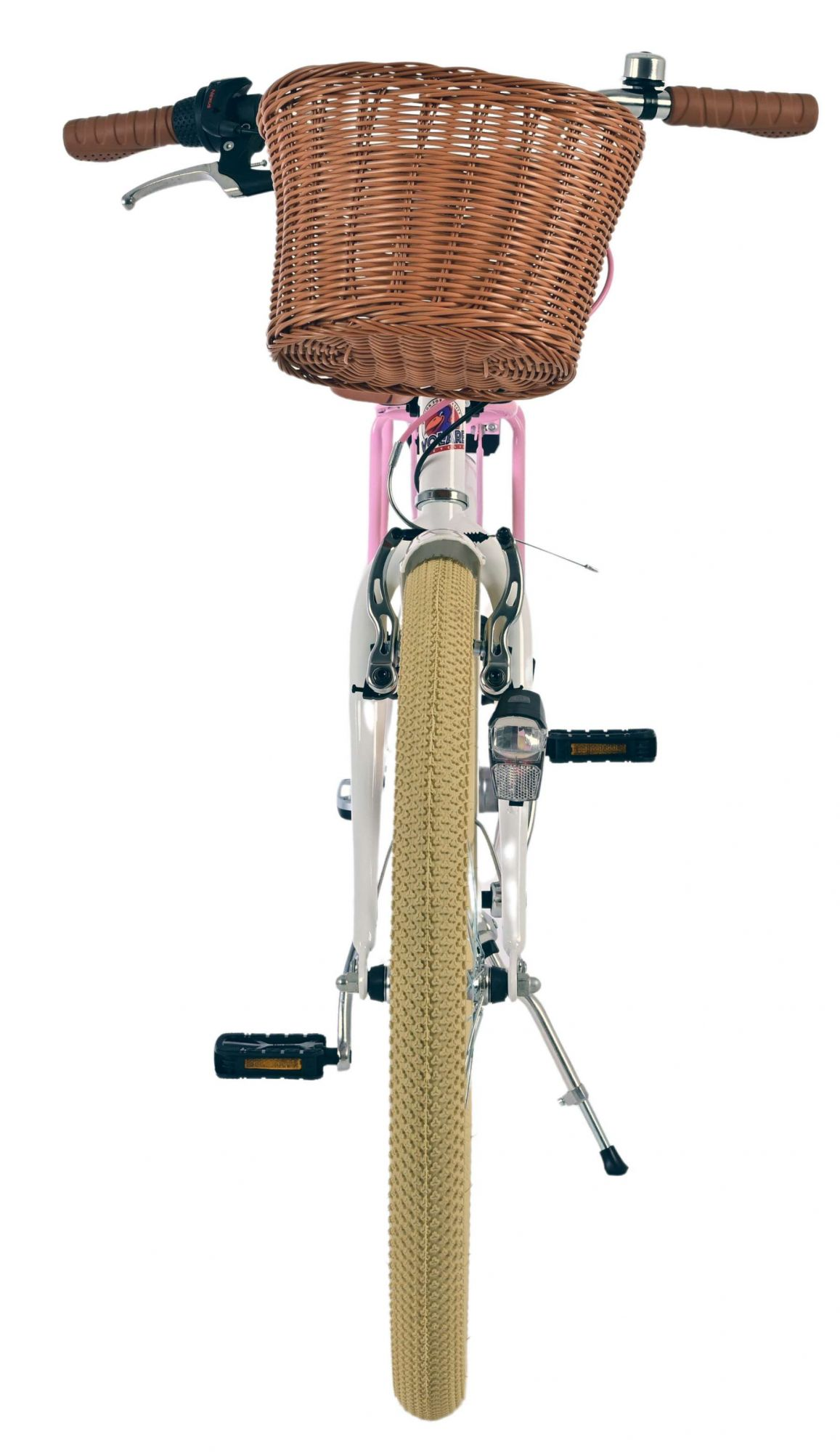 Ein rosa-weißes Fahrrad mit einem braunen Weidenkorb ist von vorne vor weißem Hintergrund zu sehen.