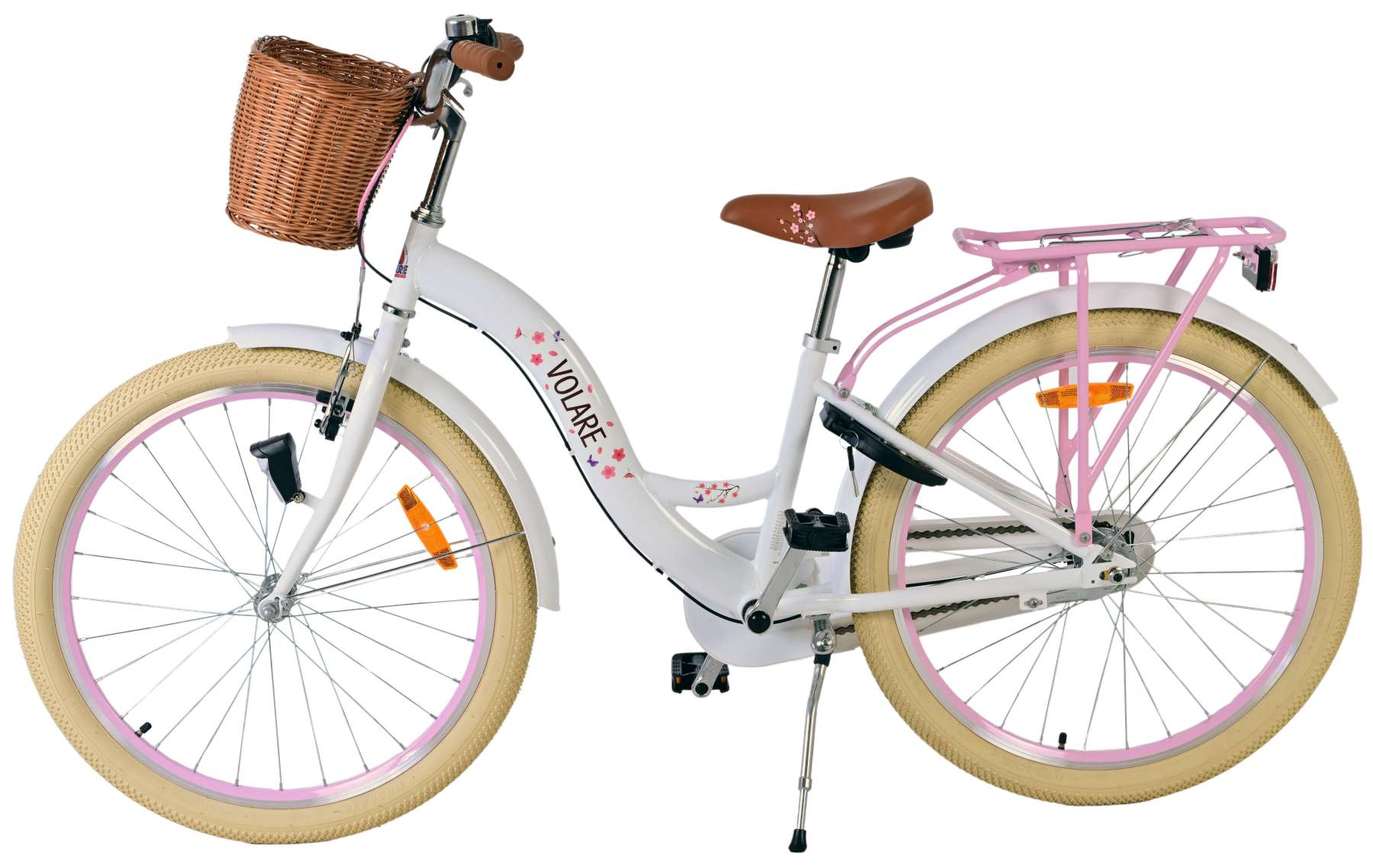 Ein weißes Fahrrad mit rosa Akzenten, einem Weidenkorb und einem rosa Gepäckträger. Beige Reifen.